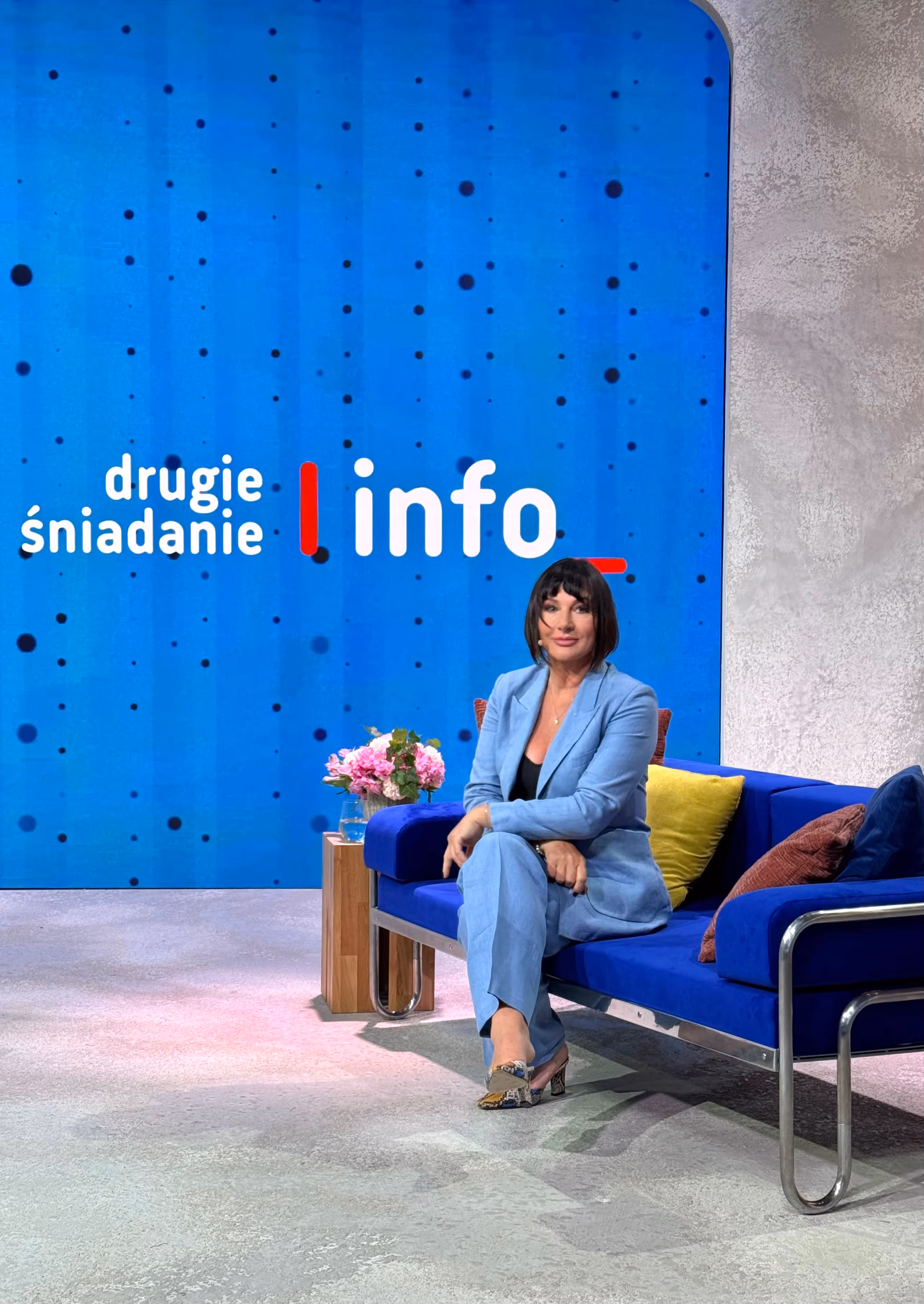 Ewa Abramowicz siedzi na kanapie w studiu telewizyjnym programu śniadaniowego