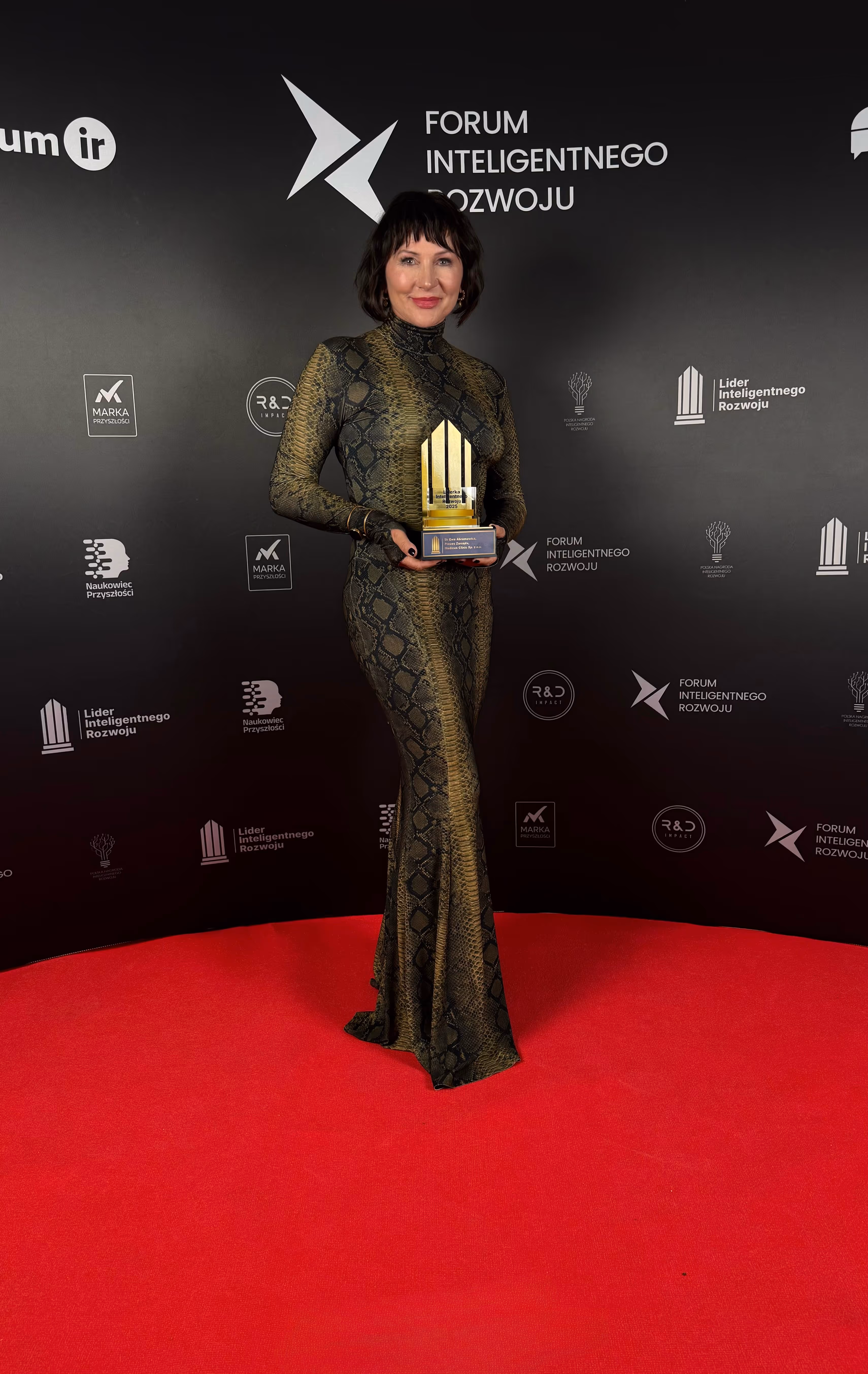 Ewa Abramowicz trzymająca statuetkę "Forum Inteligentnego Rozwoju"