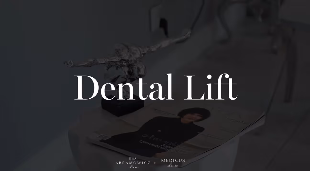 Mobilna statuetka przedstawiająca sylwetkę ludzką z rozpostartymi ramionami na stole z magazynem i tekstem Dental Lift.