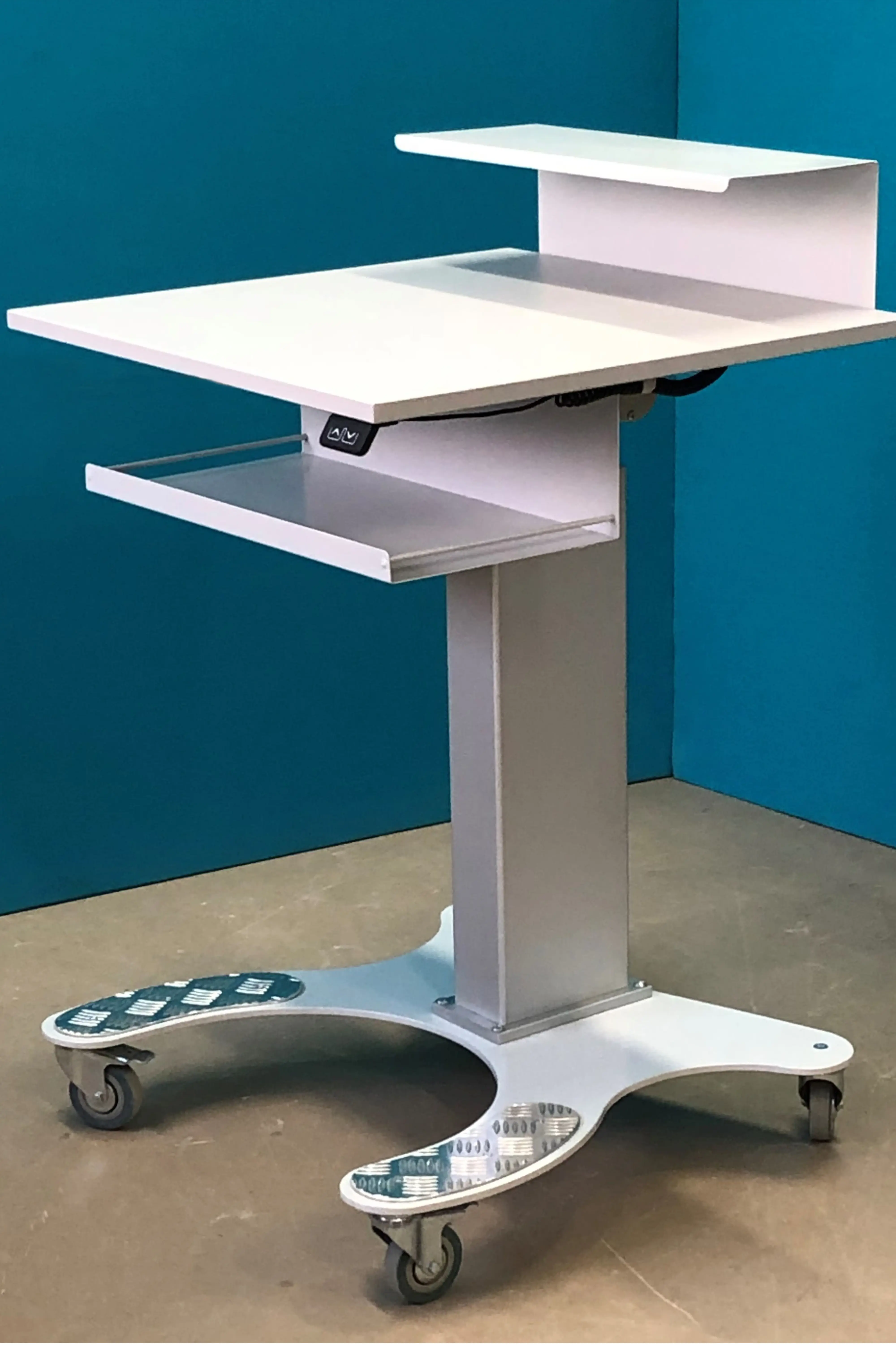 Table de travail électrique réglable avec deux étagères, 600 x 600 mm