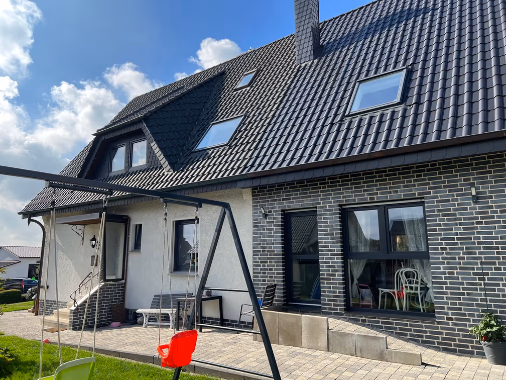 Anbau einer Doppelhaushälfte neues und bestehendes Haus von vorne