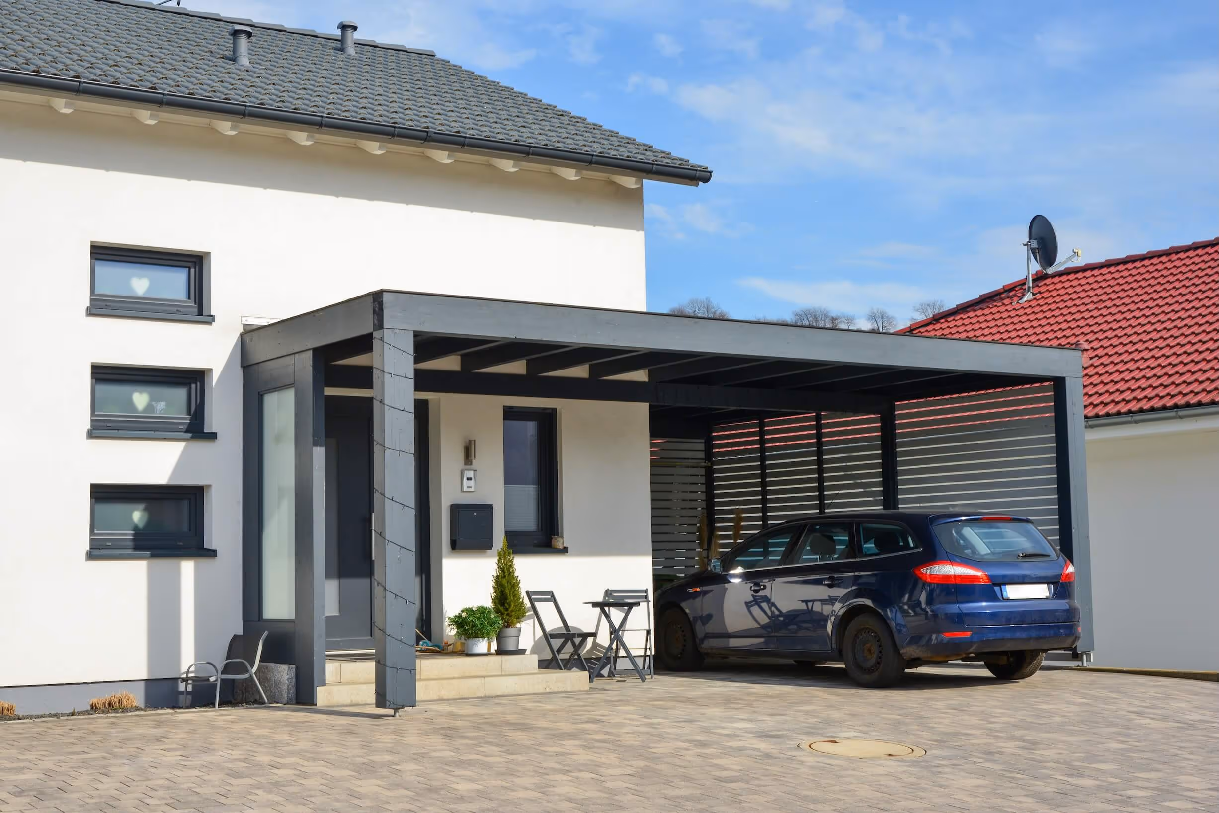 Ein Carport am Haus als Garage für ein Fahrzeug