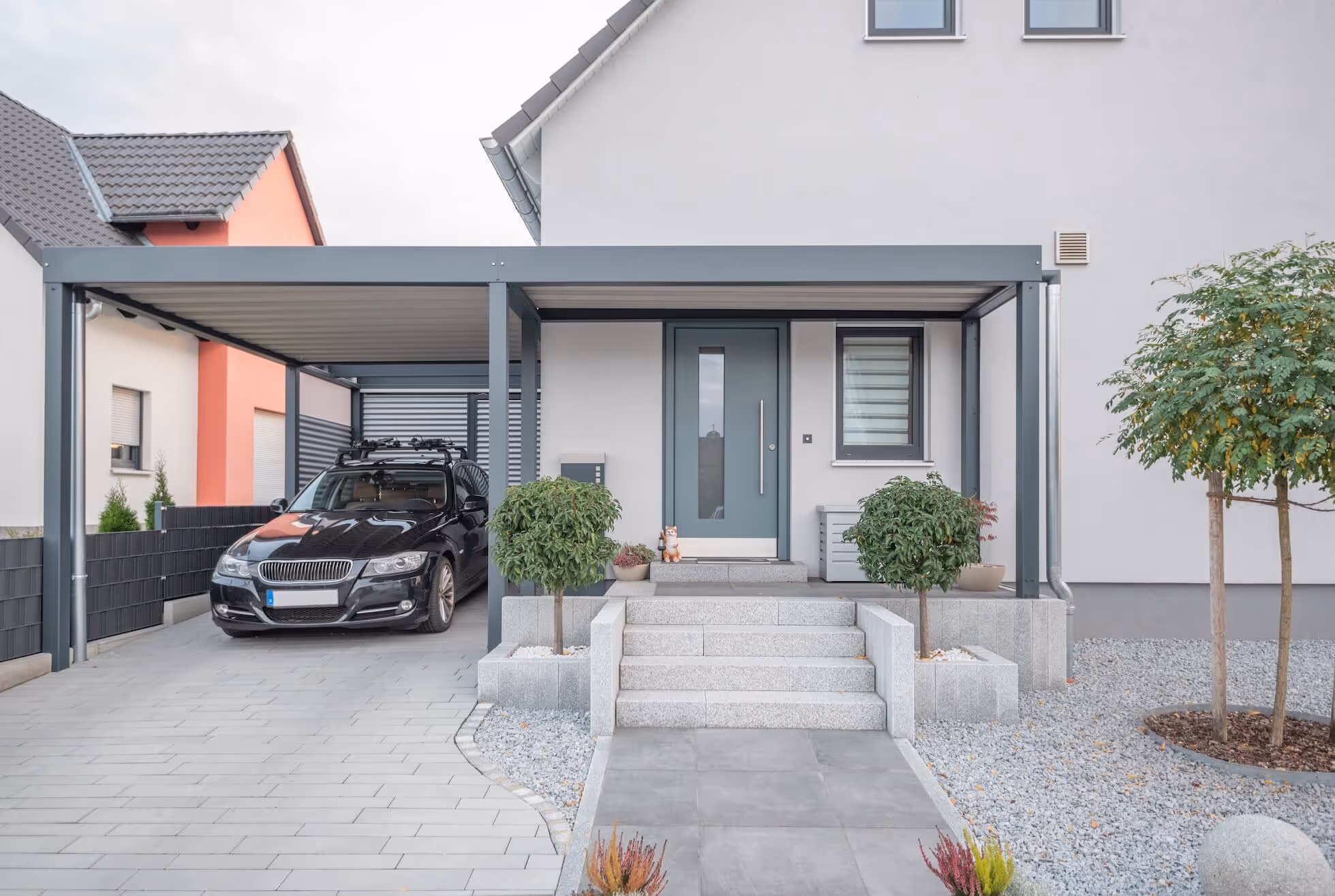 Carport an der Grundstücksgrenze zum Nachbarn