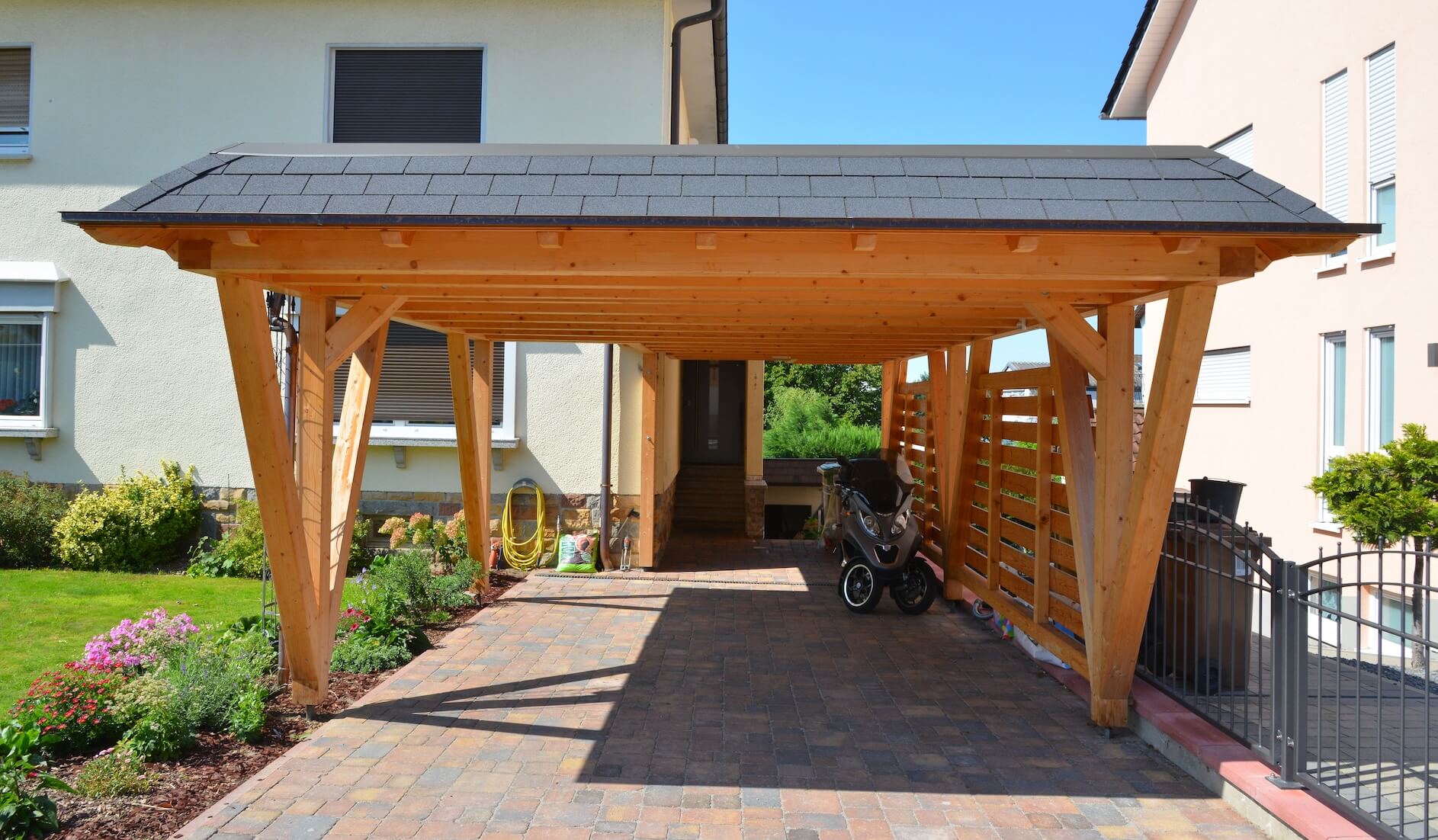 Ob ein Carport ohne Baugenehmigung erlaubt ist, hängt von der Grundfläche, Grenzbebauung und dem Bebauungsplan ab