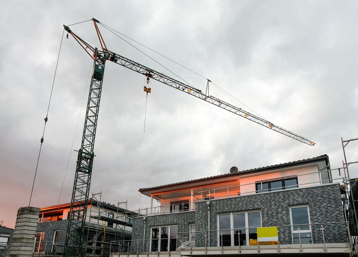 Kran im Einsatz bei einer Hausaufstockung