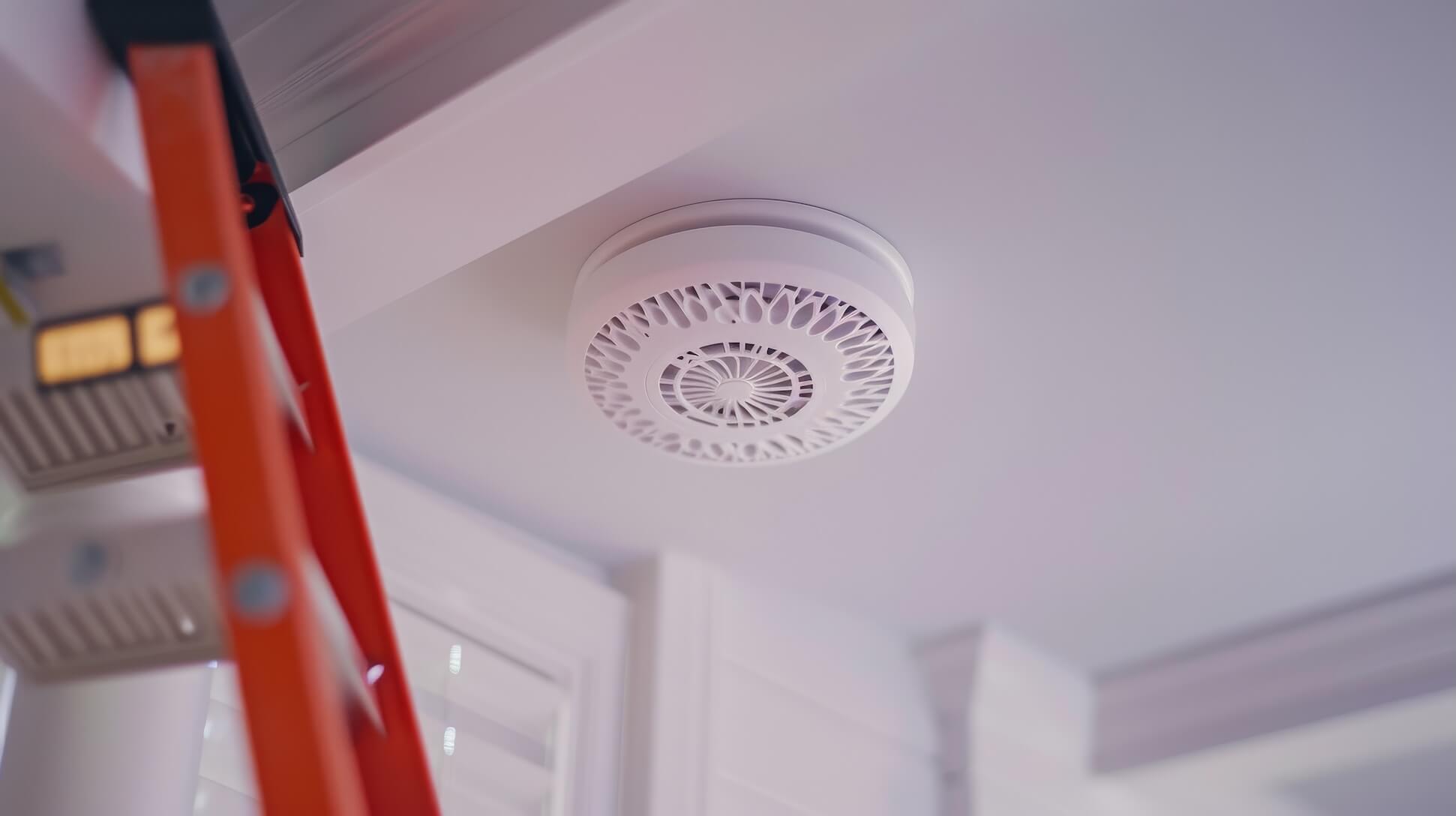 Grafik mit Rauchmelder als Brandschutz bei der Vermietung einer Wohnung als Ferienwohnung