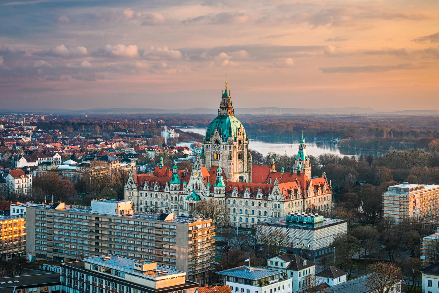 Bild des Rathauses in Hannover (Niedersachsen) aus der Luft