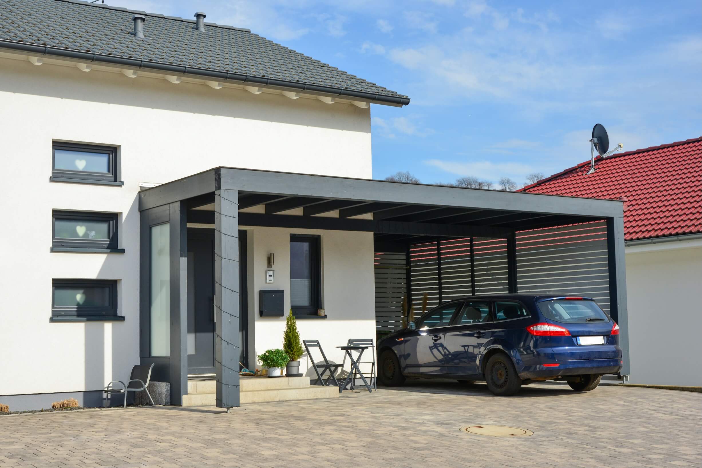 Ein Carport am Haus als Garage für ein Fahrzeug