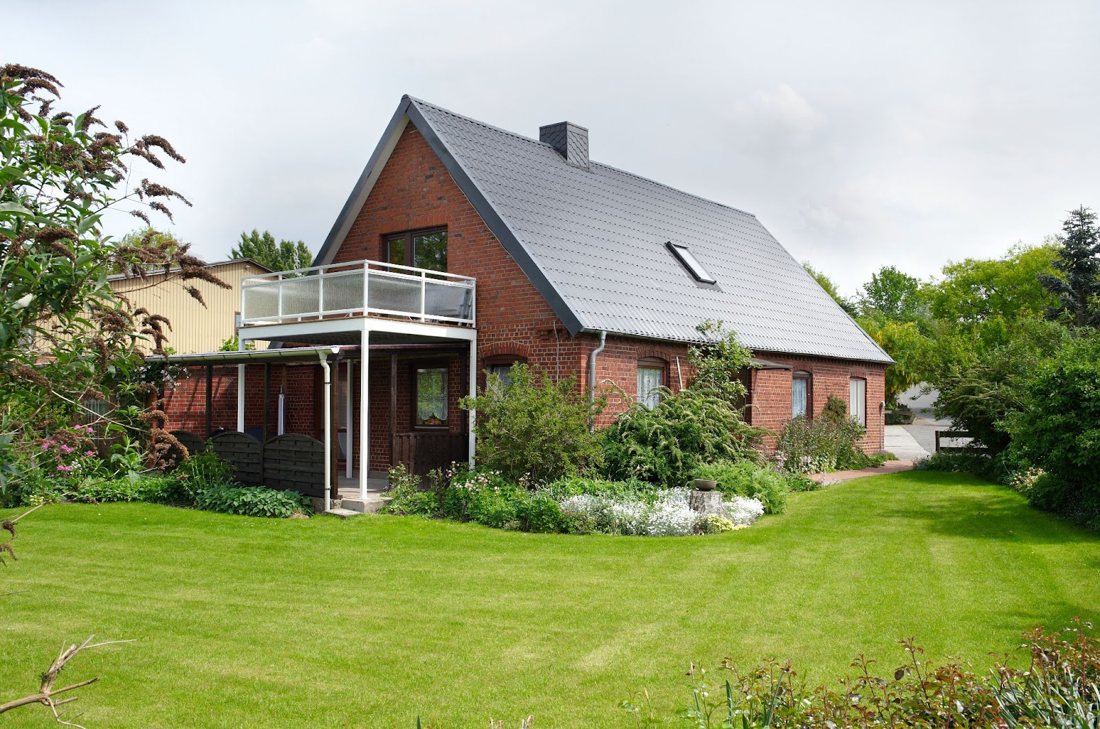 Gestützter Balkon an einem Wohnhaus