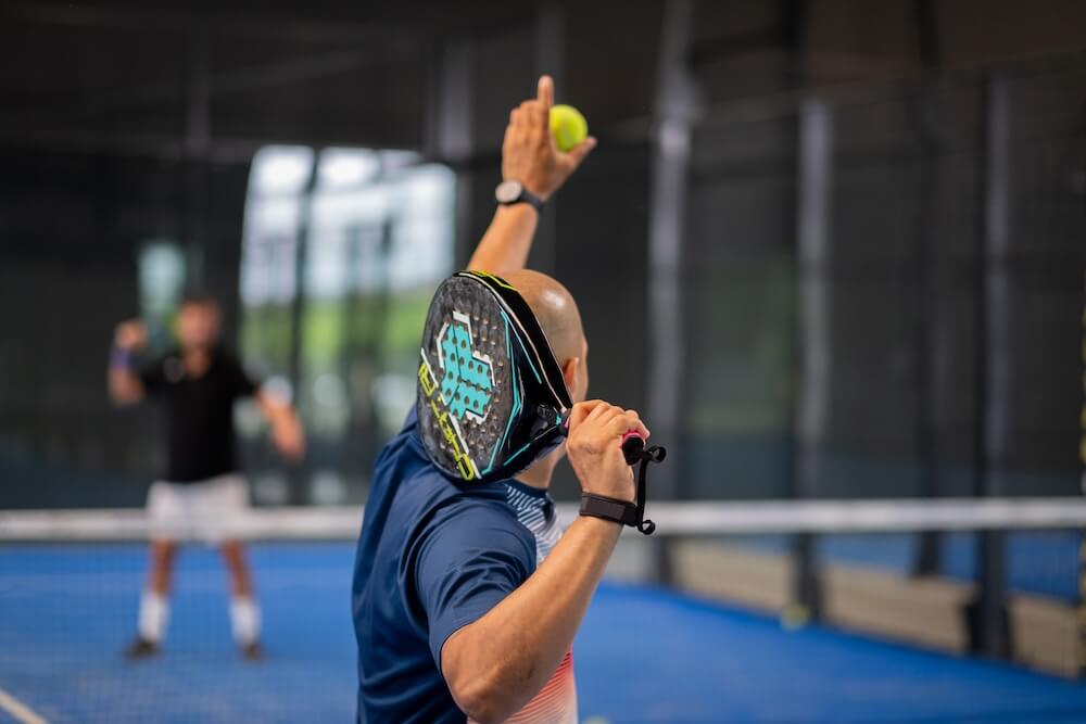 Padel-Court mit Padel-Spielern