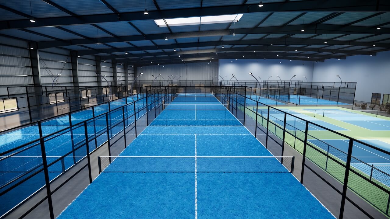 Padel-Courts und Tennisplätze nebeneinander in einer großen Indoor-Halle