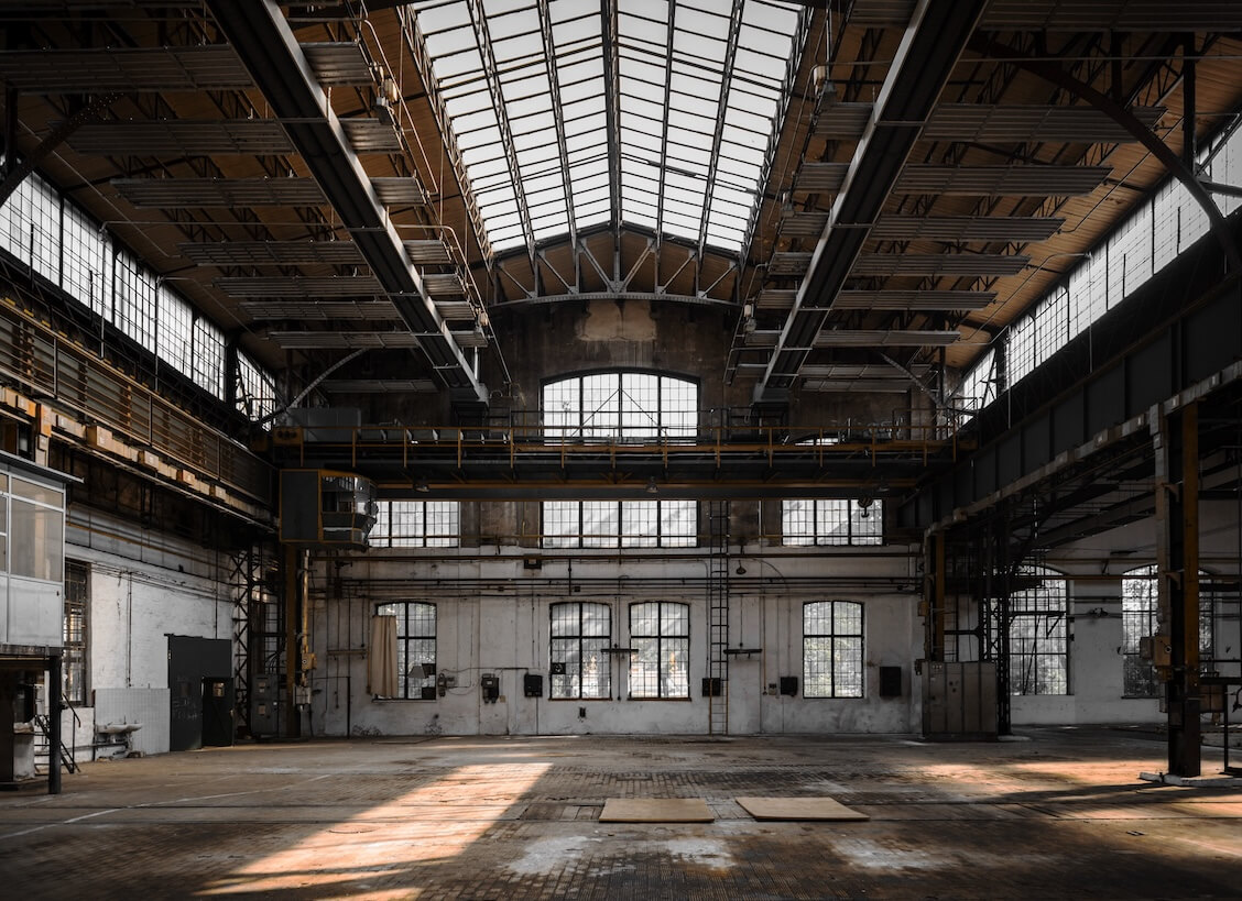 Alte Lagerhalle wird zur Padel-Halle umgenutzt