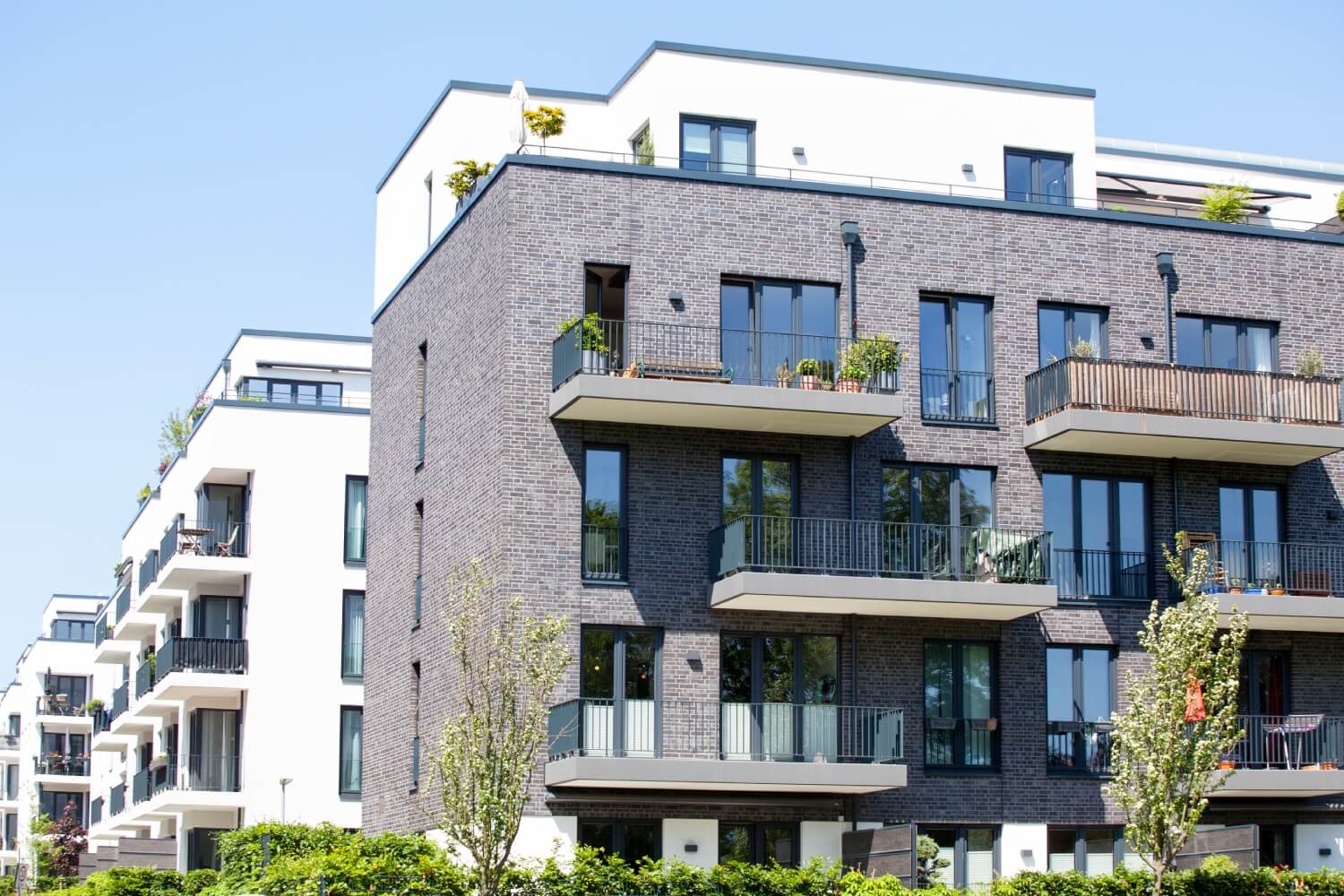 Modernes Mehrfamilienhaus mit mehreren Wohnungen, die über eine Teilungserklärung aufgeteilt wurden