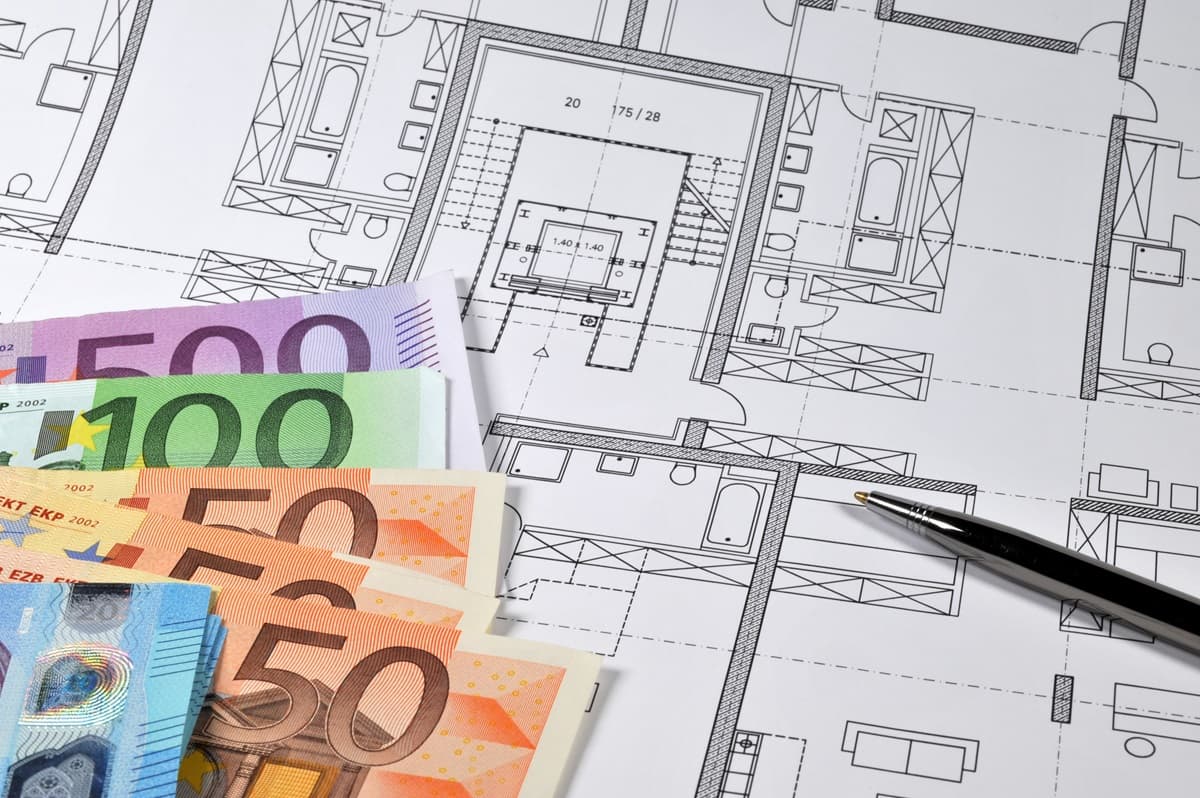Das Architektenhonorar orientiert sich traditionell an der Honorarordnung für Architekten und Ingenieure (HOAI), ist aber seit der Liberalisierung frei verhandelbar.