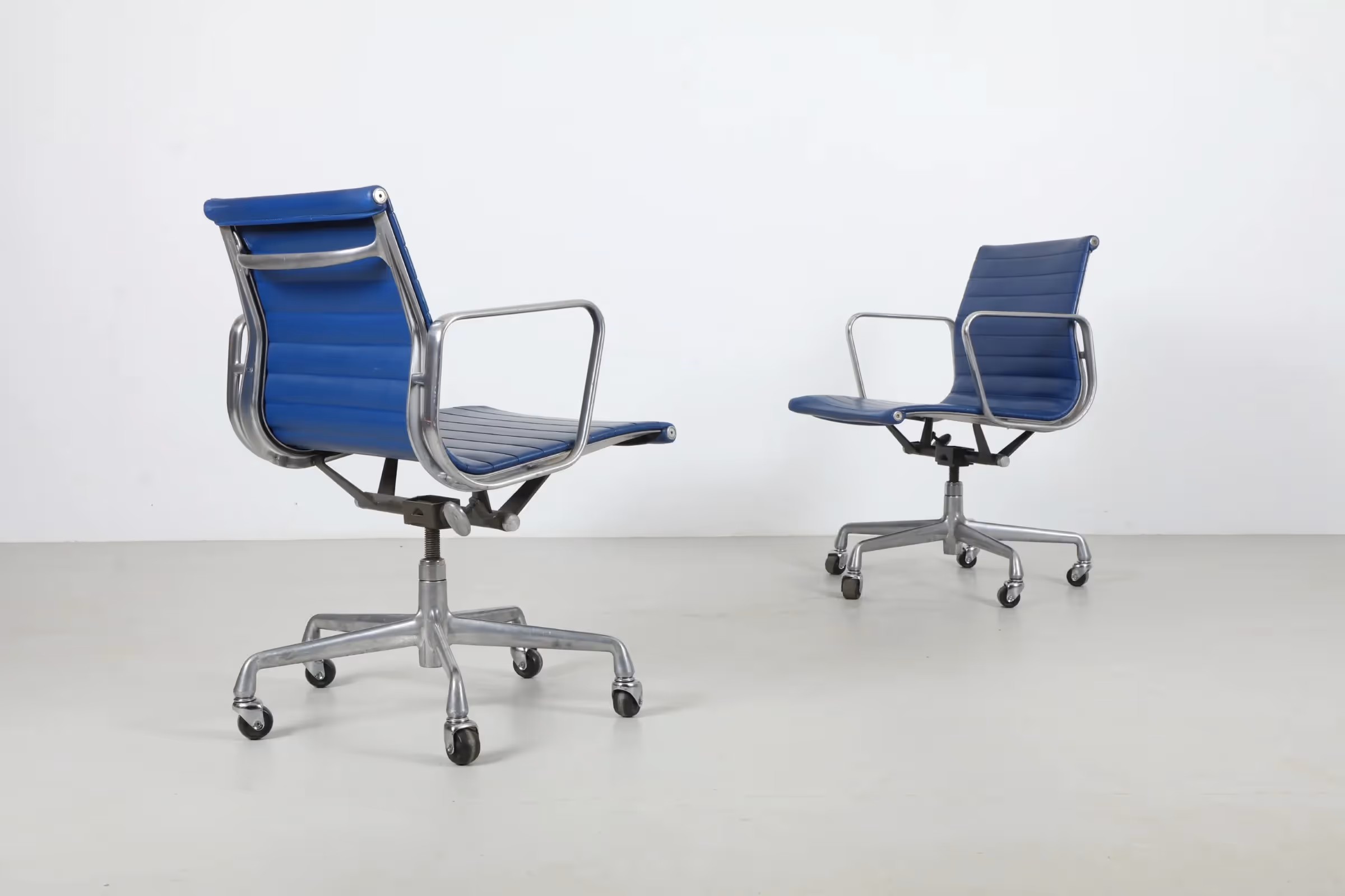 Timeless Ray & Charles Eames 'EA335' Aluminium Group Chairs by Herman Miller