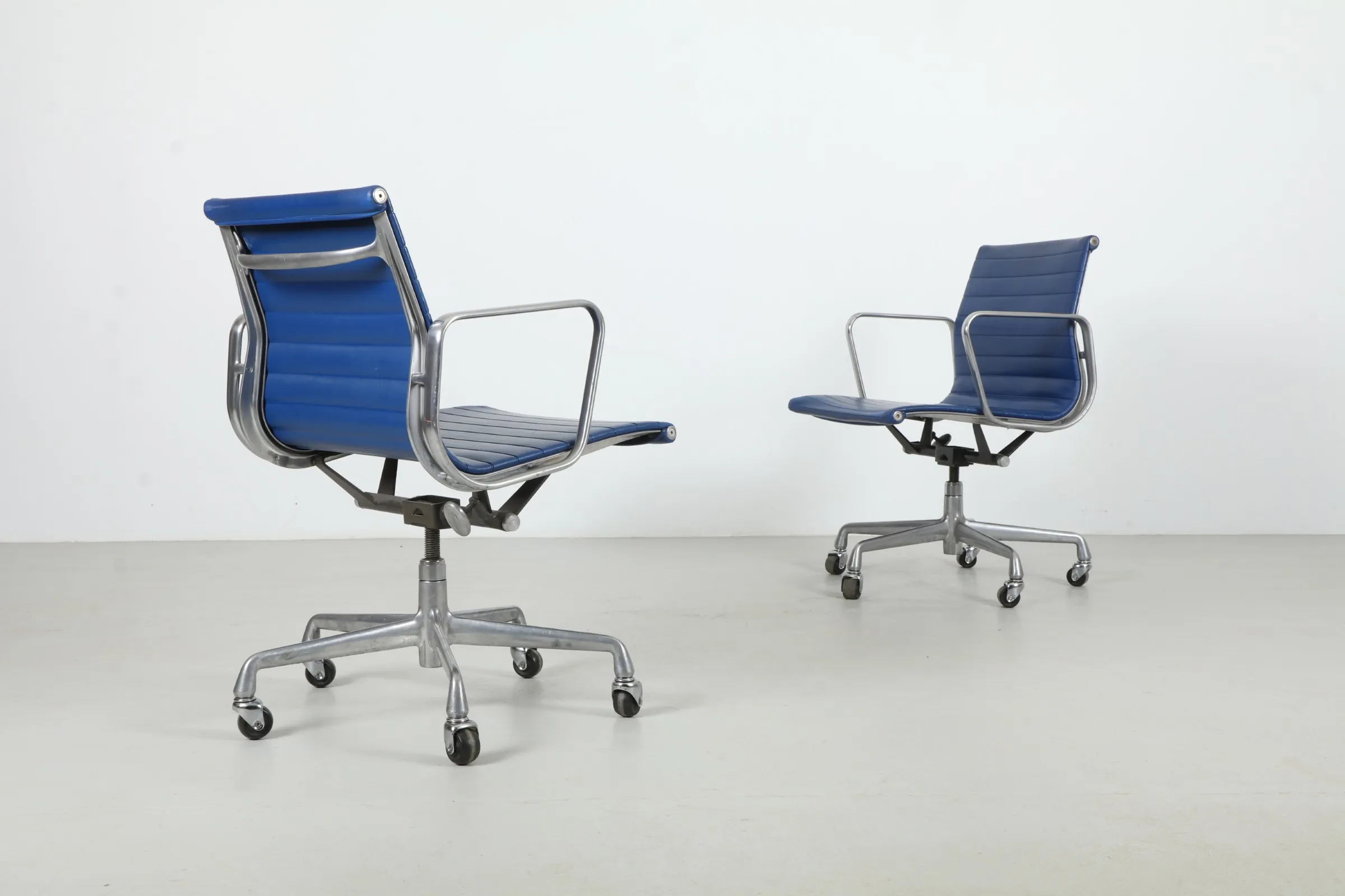 Timeless Ray & Charles Eames 'EA335' Aluminium Group Chairs by Herman Miller