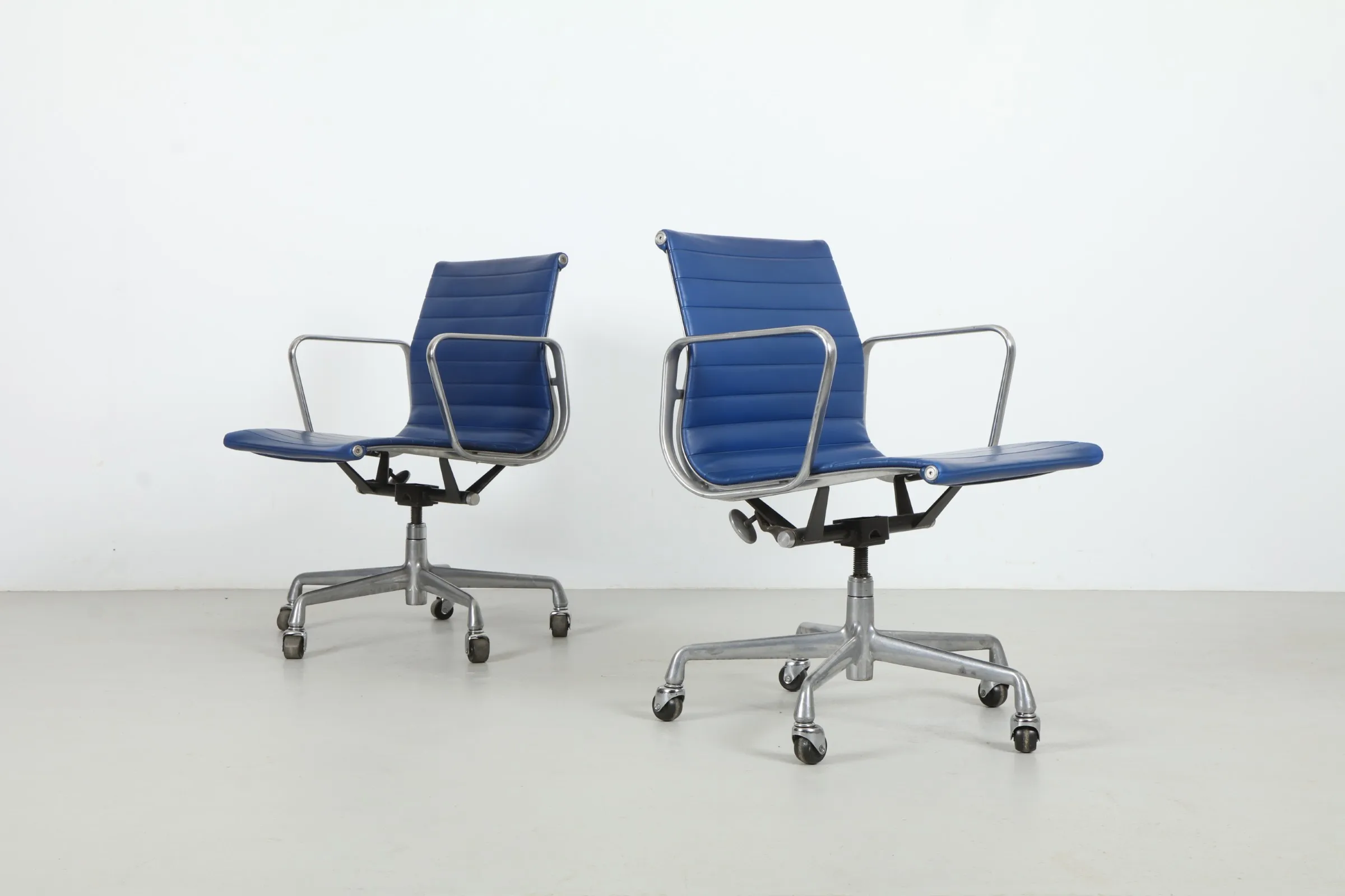 Timeless Ray & Charles Eames 'EA335' Aluminium Group Chairs by Herman Miller