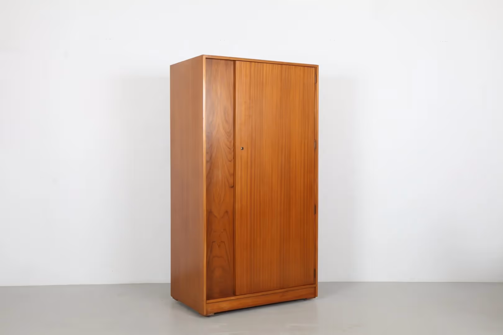 Crisp Peter Hayward Wardrobe by Uniflex