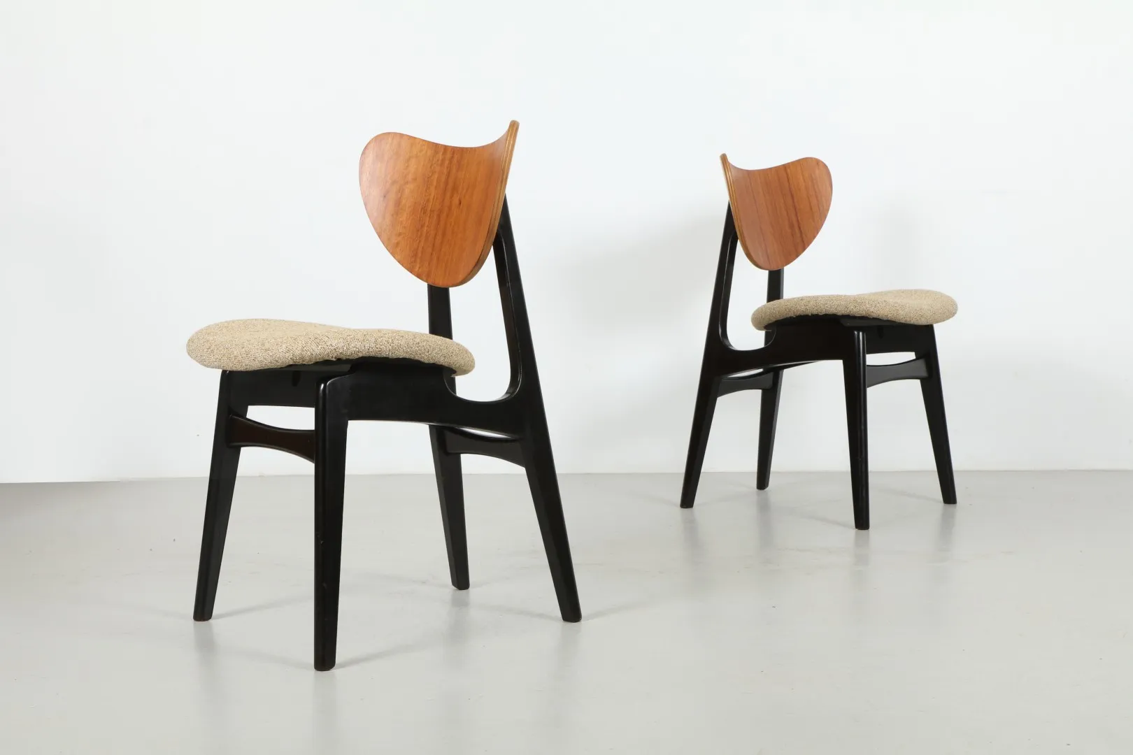 Eight Sleek Victor Wilkins Tola and Black 'Model T634' Dining Chairs by G-Plan