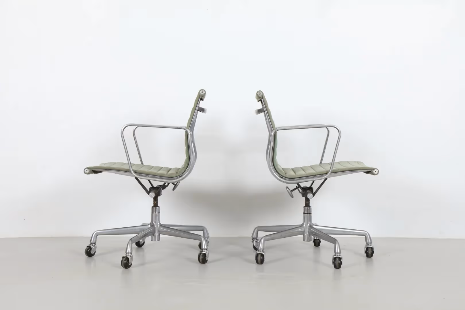 Classic Ray & Charles Eames 'EA335' Aluminium Group Chairs by Herman Miller