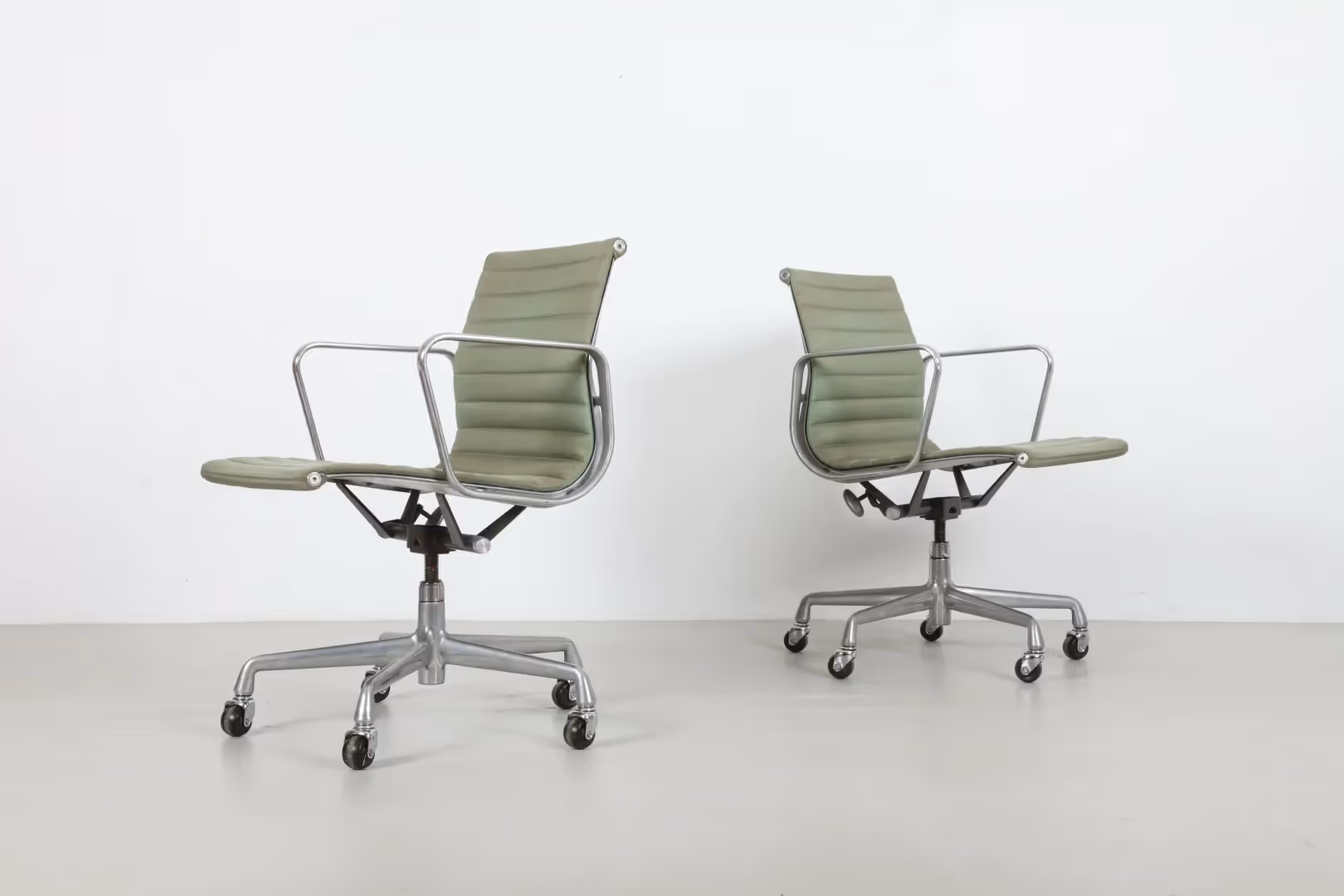 Classic Ray & Charles Eames 'EA335' Aluminium Group Chairs by Herman Miller