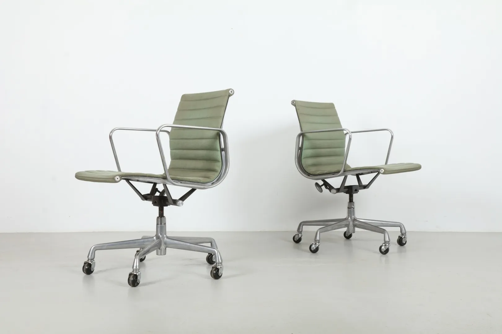 Classic Ray & Charles Eames 'EA335' Aluminium Group Chairs by Herman Miller