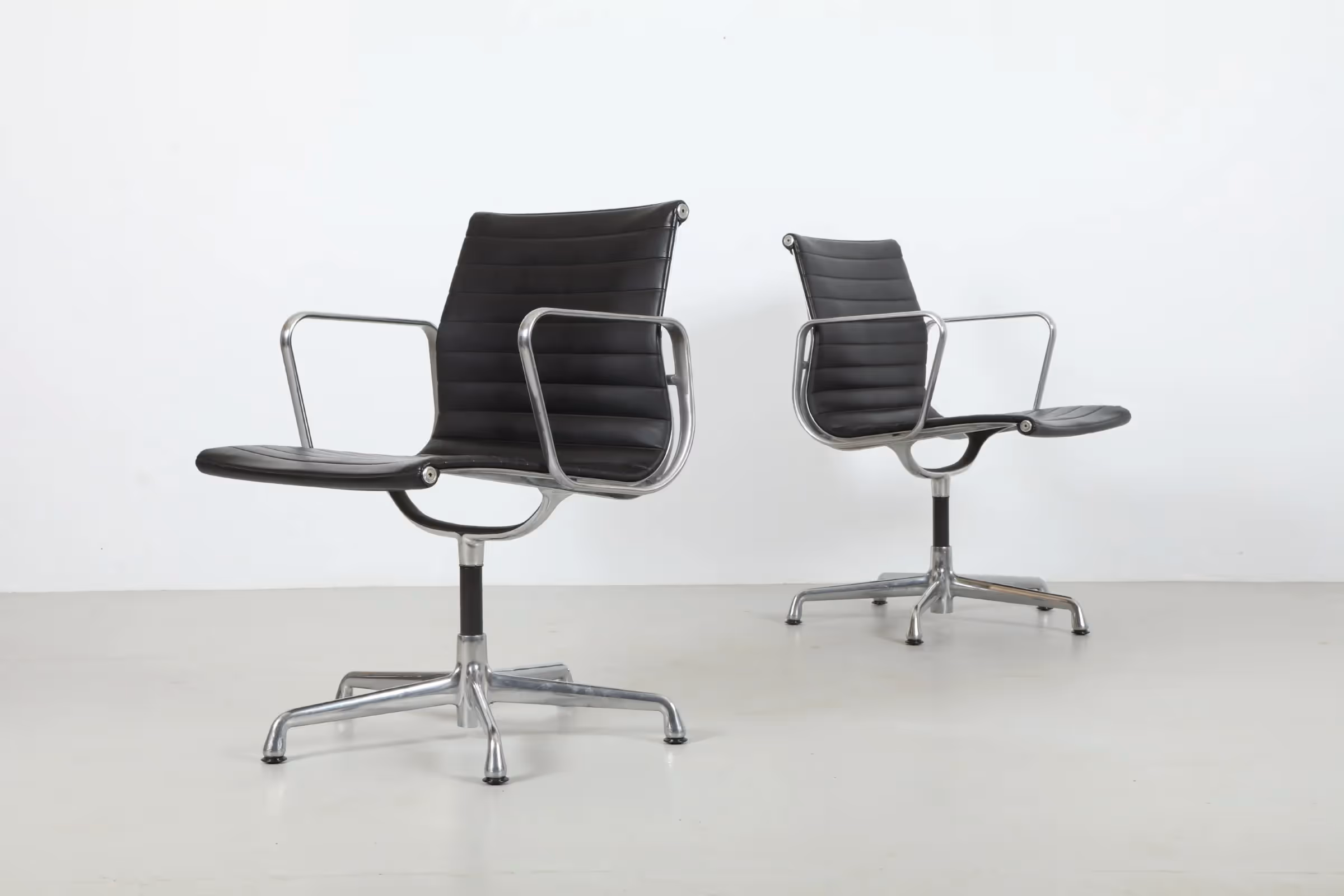 Iconic Ray & Charles Eames 'EA331' Aluminium Group Chairs by Herman Miller