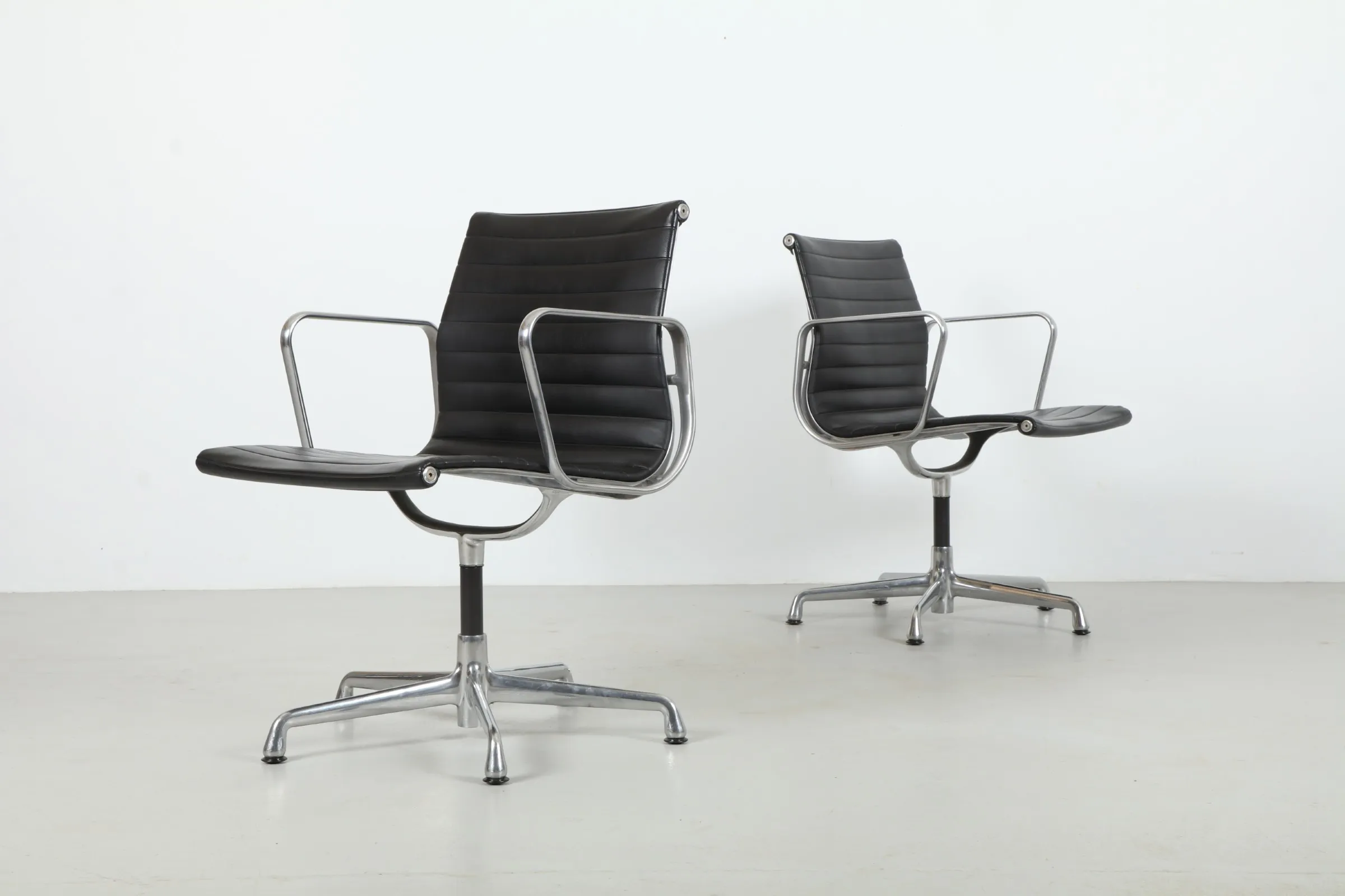 Iconic Ray & Charles Eames 'EA331' Aluminium Group Chairs by Herman Miller