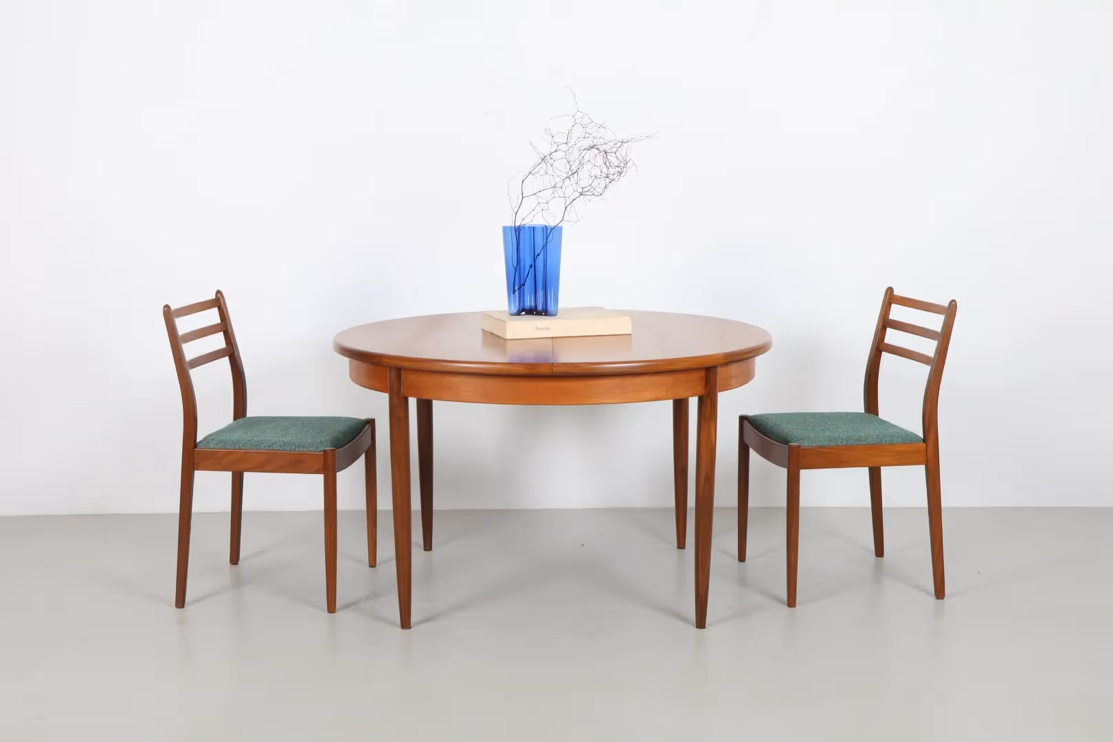 Sleek Victor Wilkins 'Fresco' Model 4385 Round Dining Table by G-Plan