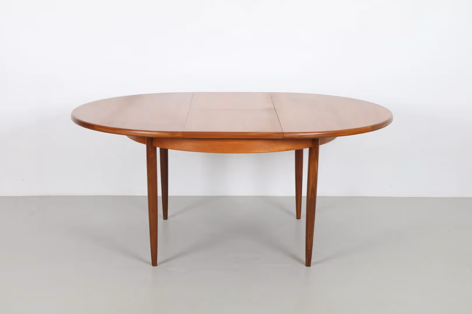 Sleek Victor Wilkins 'Fresco' Model 4385 Round Dining Table by G-Plan