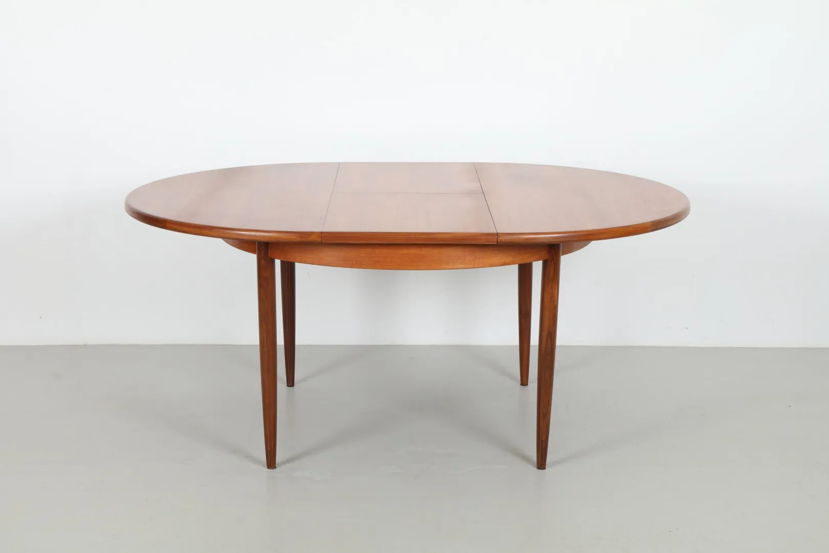 Sleek Victor Wilkins 'Fresco' Model 4385 Round Dining Table by G-Plan