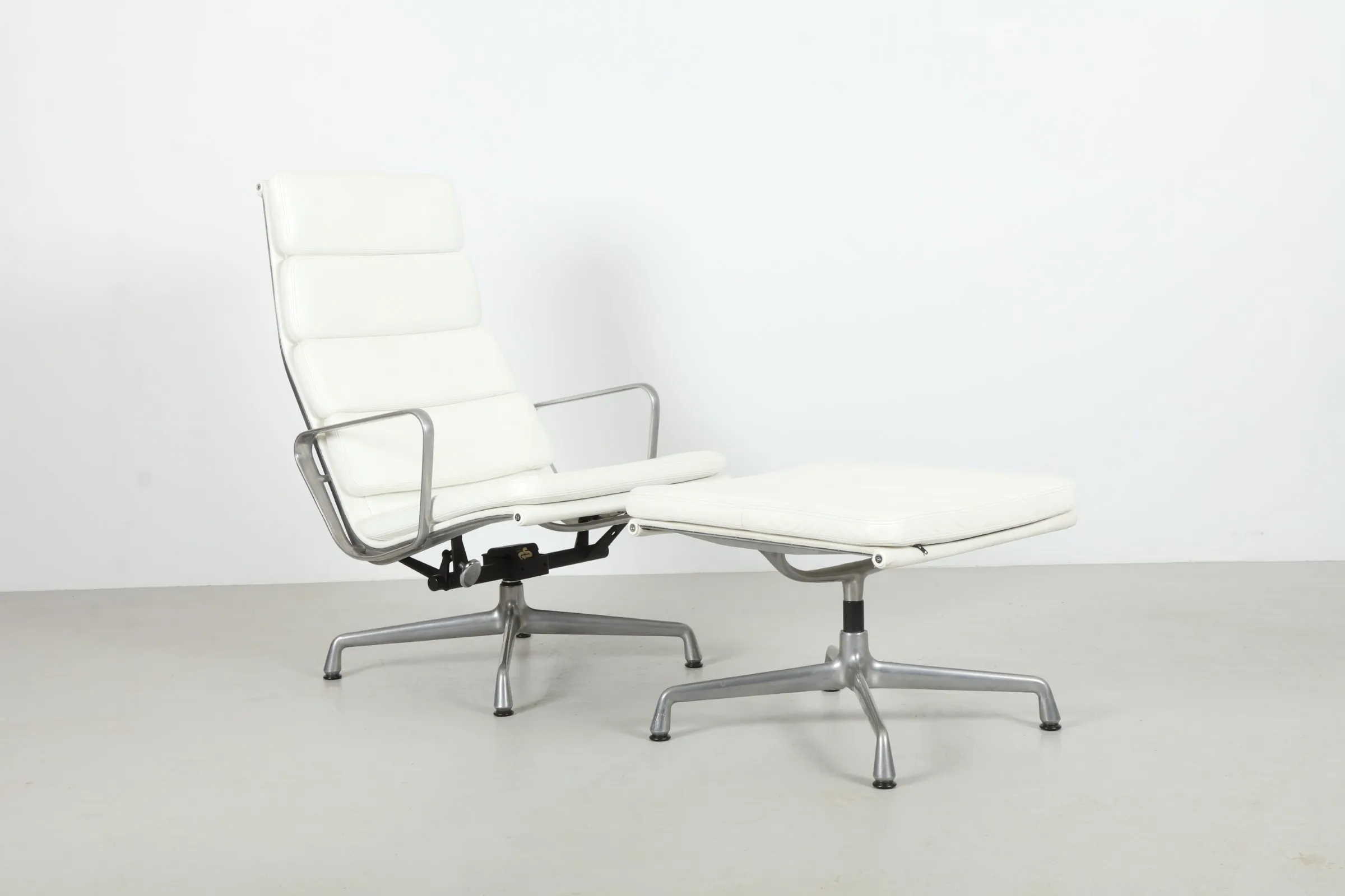 Stunning Charles & Ray Eames EA222 'Soft Pad' Lounge Chair & Ottoman By Vitra