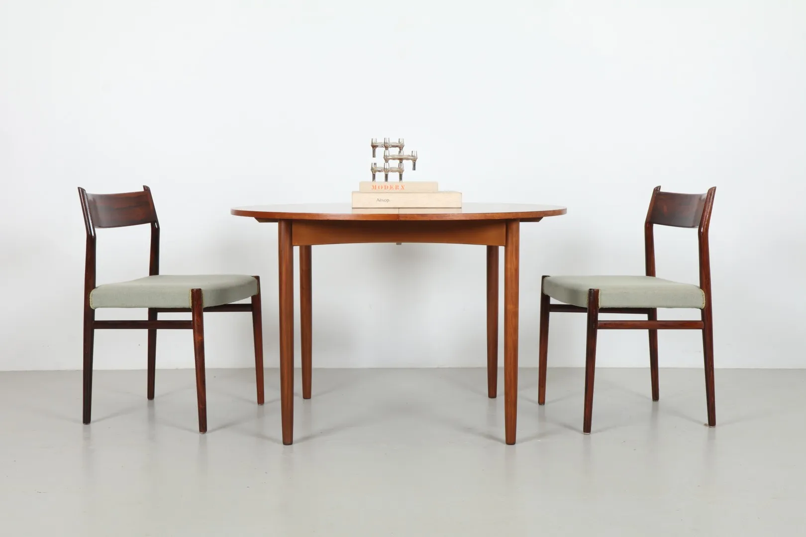 Sleek Viktor Wilkins 'Mainstream' Model 4395 Dining Table by G-Plan