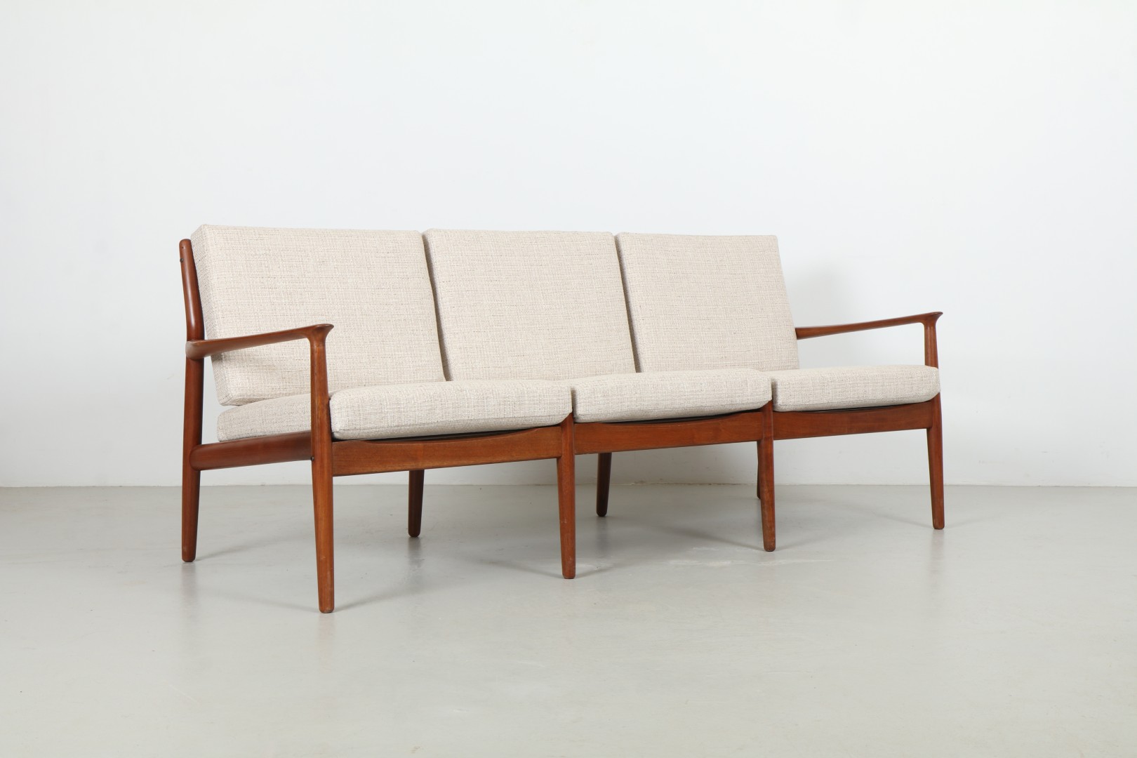 Elegant Svend Aage Eriksen 'GM5' Sofa by Glostrup