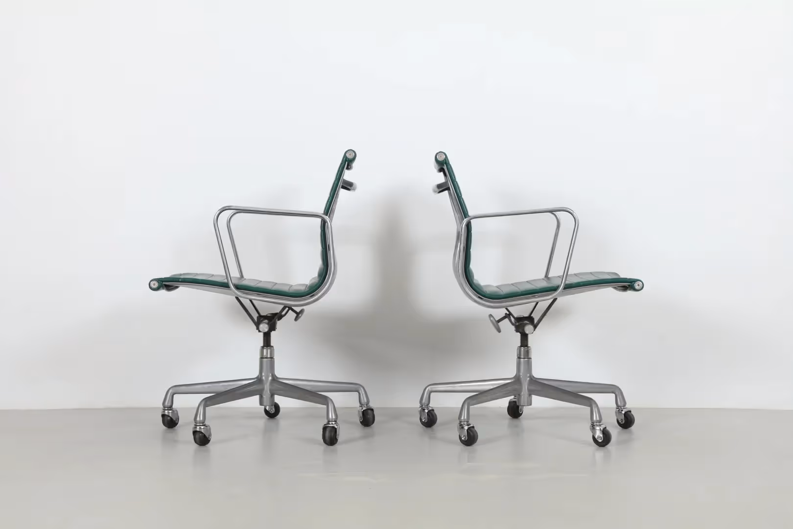 Classic Ray & Charles Eames 'EA335' Aluminium Group Chairs by Herman Miller (Green Seats)