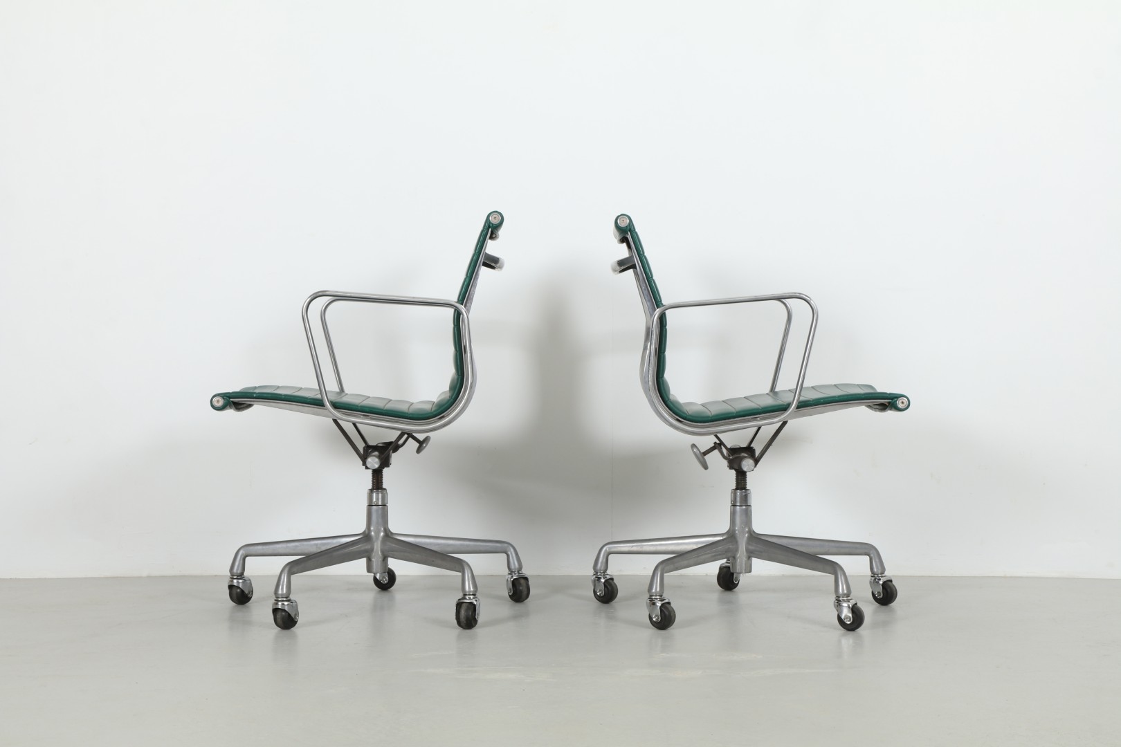 Classic Ray & Charles Eames 'EA335' Aluminium Group Chairs by Herman Miller (Green Seats)