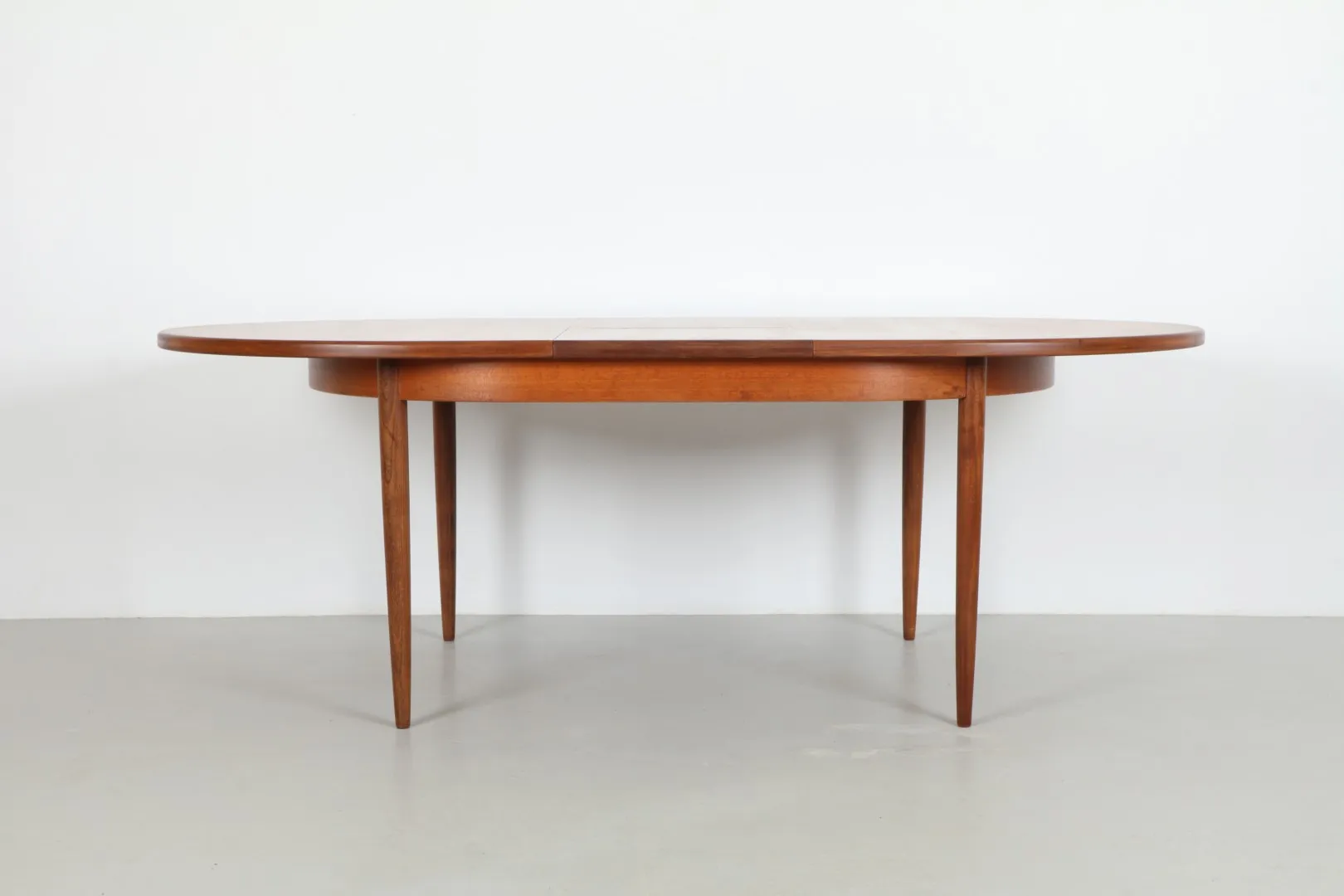 Curvaceous Victor Wilkins 'Fresco' Model 4387 Oval Dining Table by G-Plan