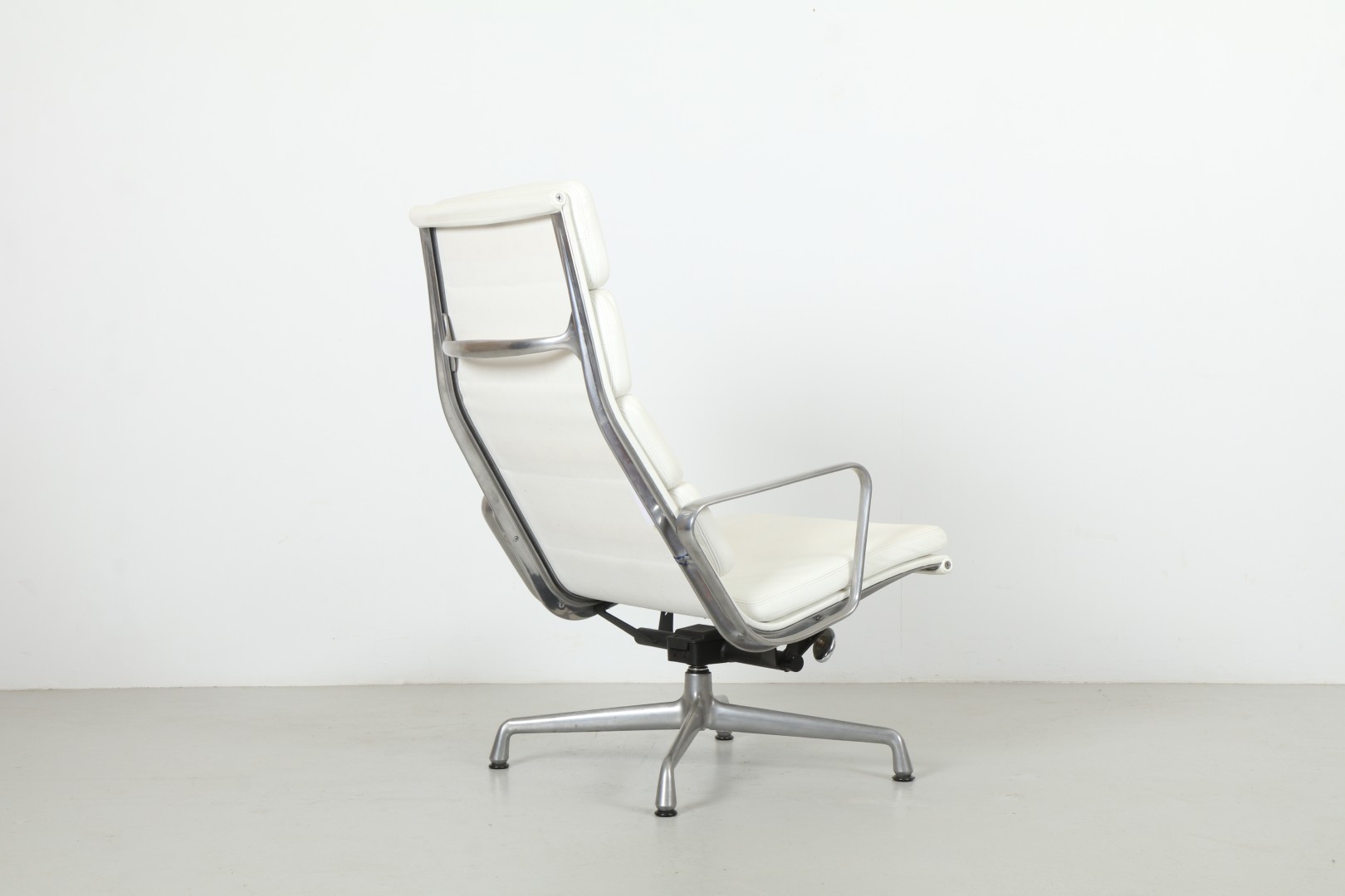 Iconic Charles & Ray Eames EA222 'Soft Pad' Lounge Chair by Vitra
