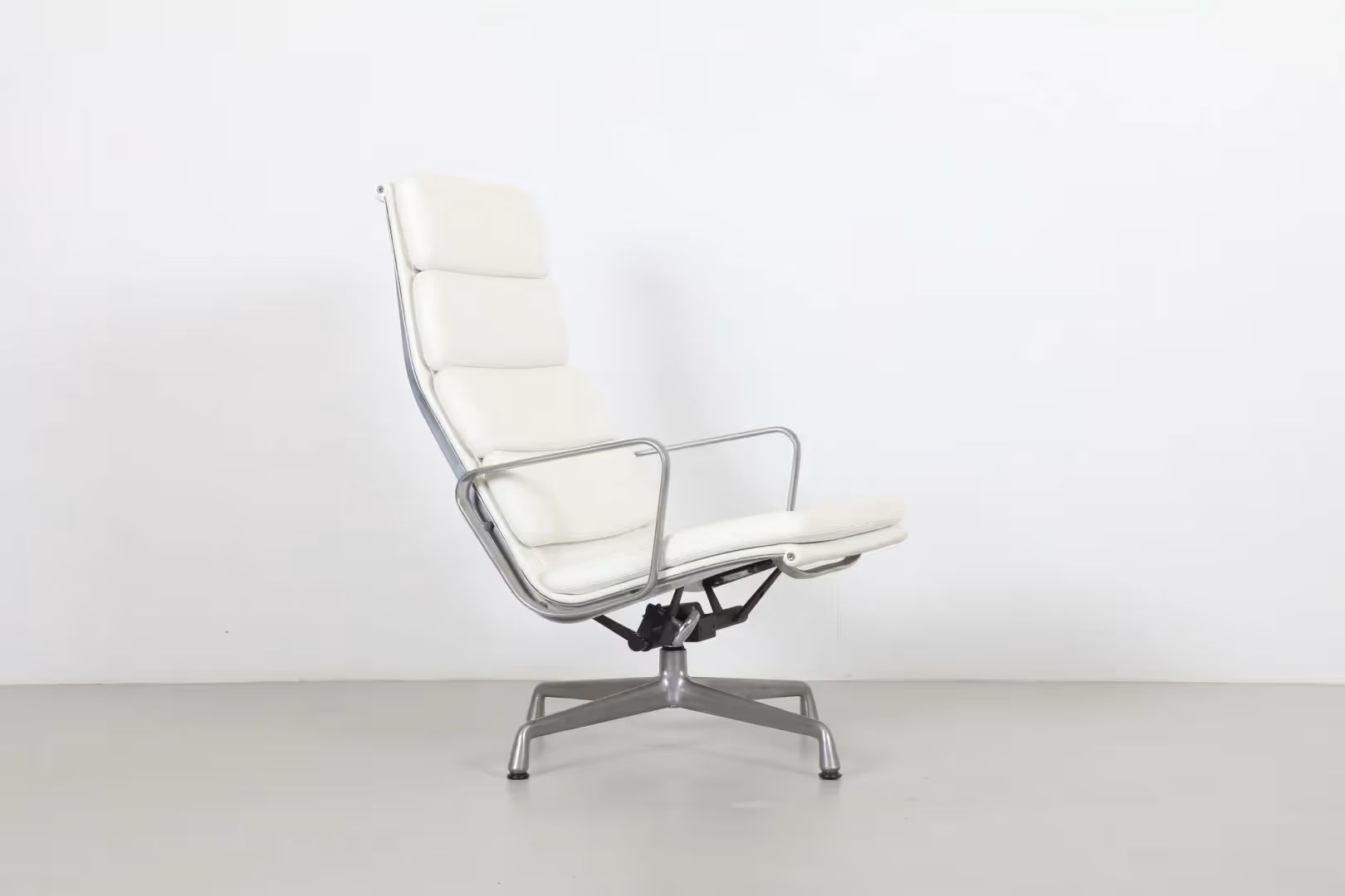 Iconic Charles & Ray Eames EA222 'Soft Pad' Lounge Chair by Vitra