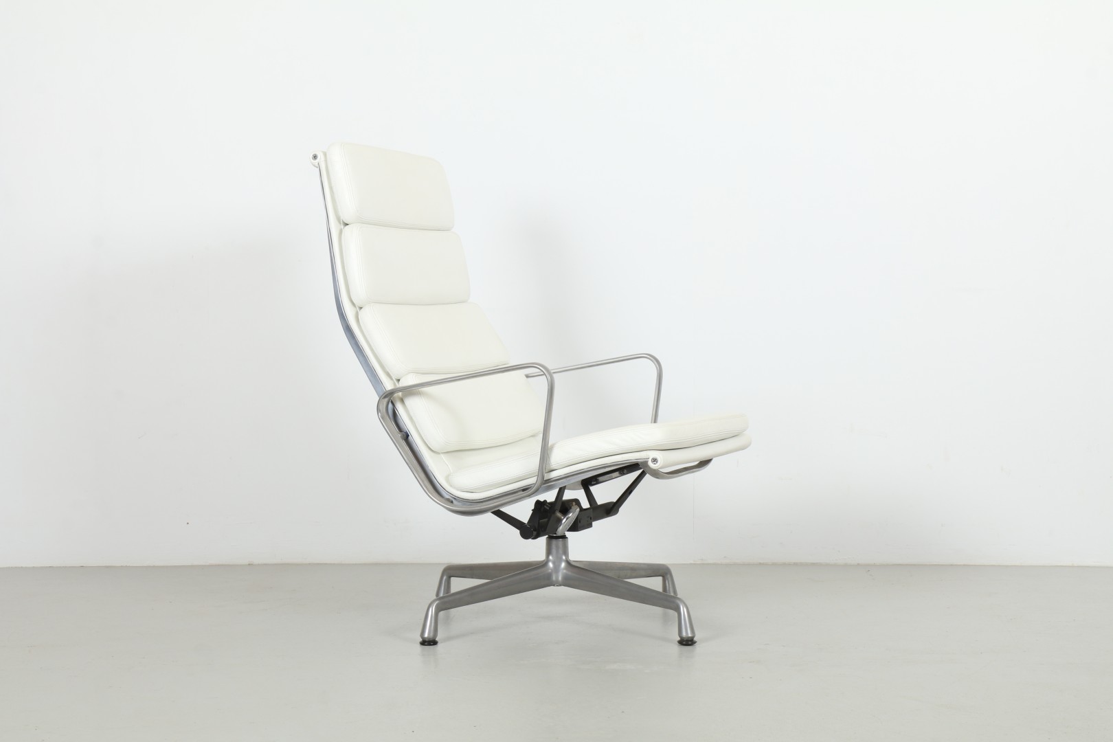 Iconic Charles & Ray Eames EA222 'Soft Pad' Lounge Chair by Vitra