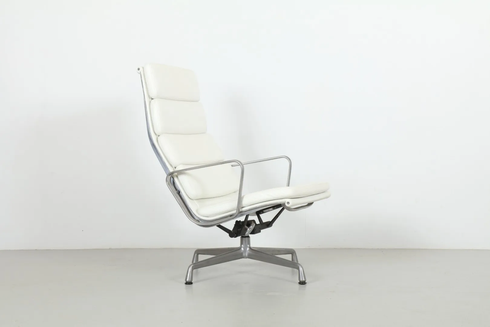 Iconic Charles & Ray Eames EA222 'Soft Pad' Lounge Chair by Vitra