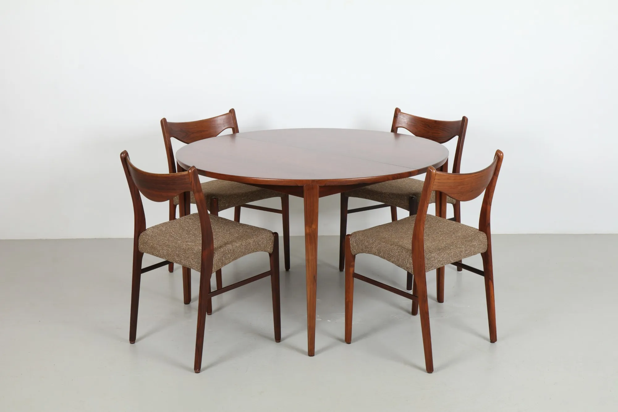 Elegant Henry Rosengren Hansen 'Model 38' Dining Table by Brande Møbelindustri