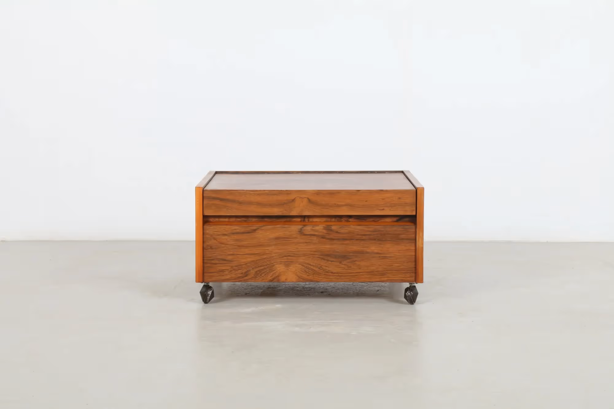 Stunning Mid-Century Low Line Side Table / Magazine Storage