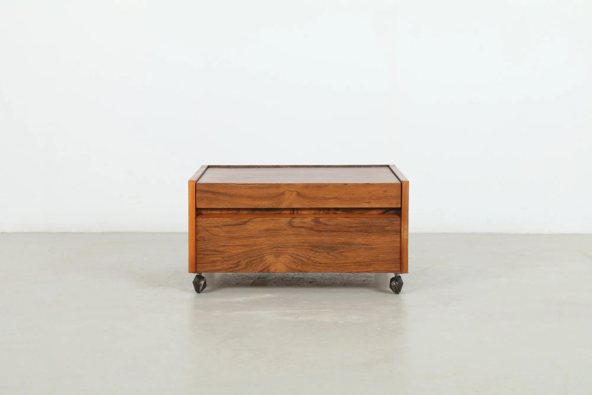 Stunning Mid-Century Low Line Side Table / Magazine Storage