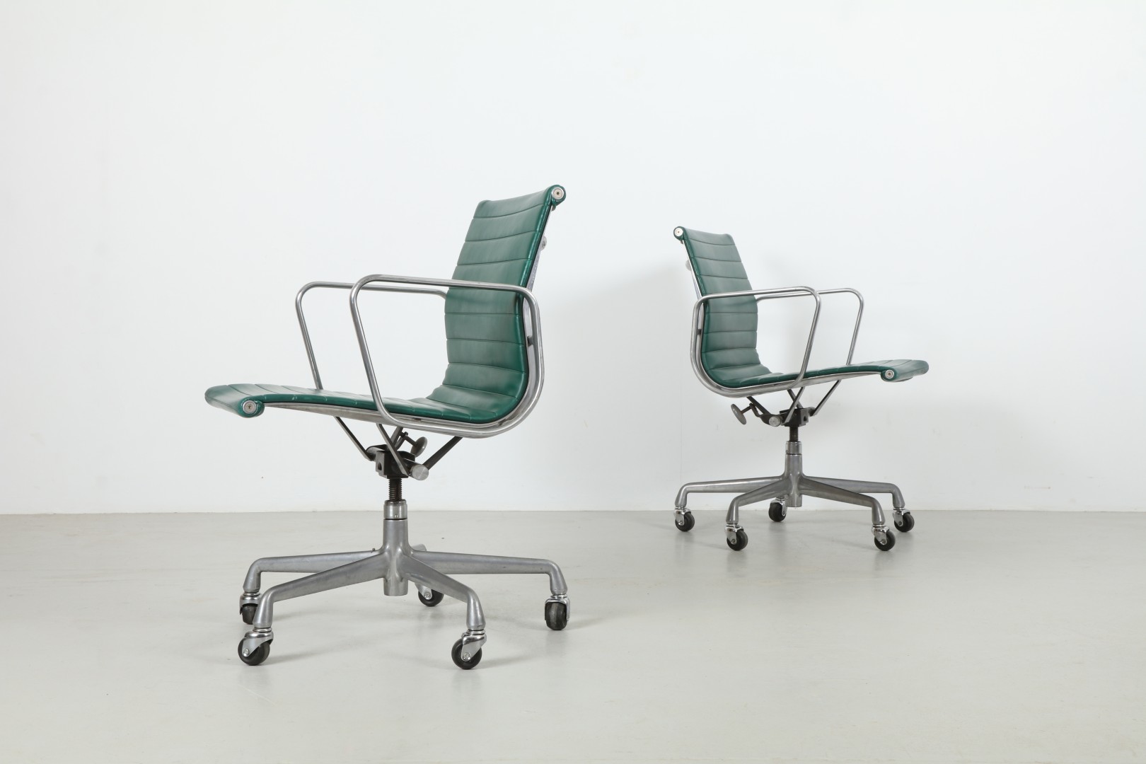 Classic Ray & Charles Eames 'EA335' Aluminium Group Chairs by Herman Miller (Green Seats)