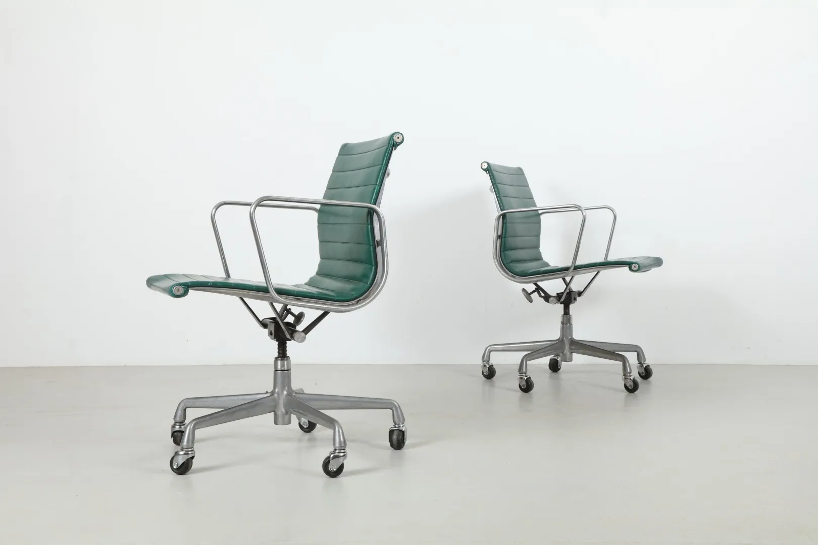 Classic Ray & Charles Eames 'EA335' Aluminium Group Chairs by Herman Miller (Green Seats)