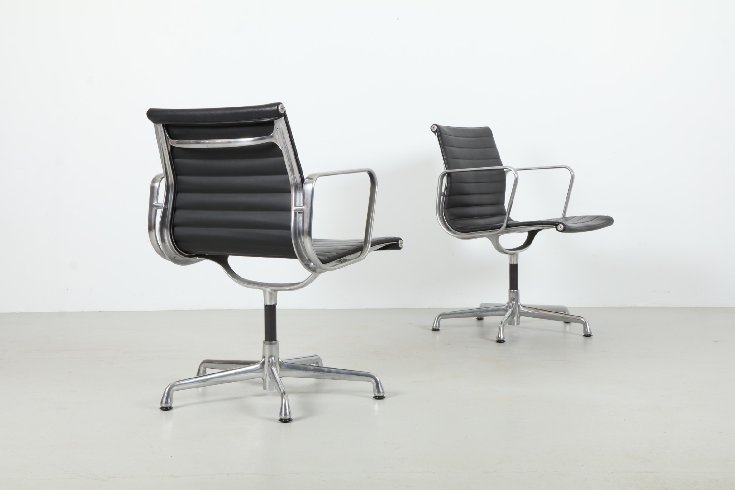 Iconic Ray & Charles Eames 'EA331' Aluminium Group Chairs by Herman Miller