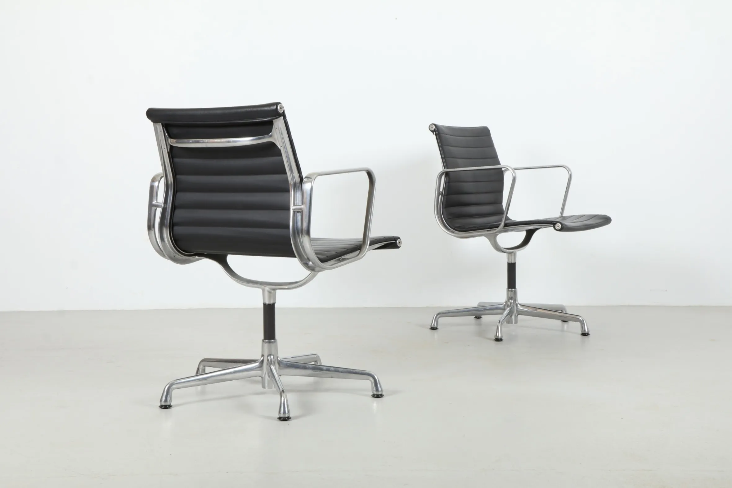Iconic Ray & Charles Eames 'EA331' Aluminium Group Chairs by Herman Miller