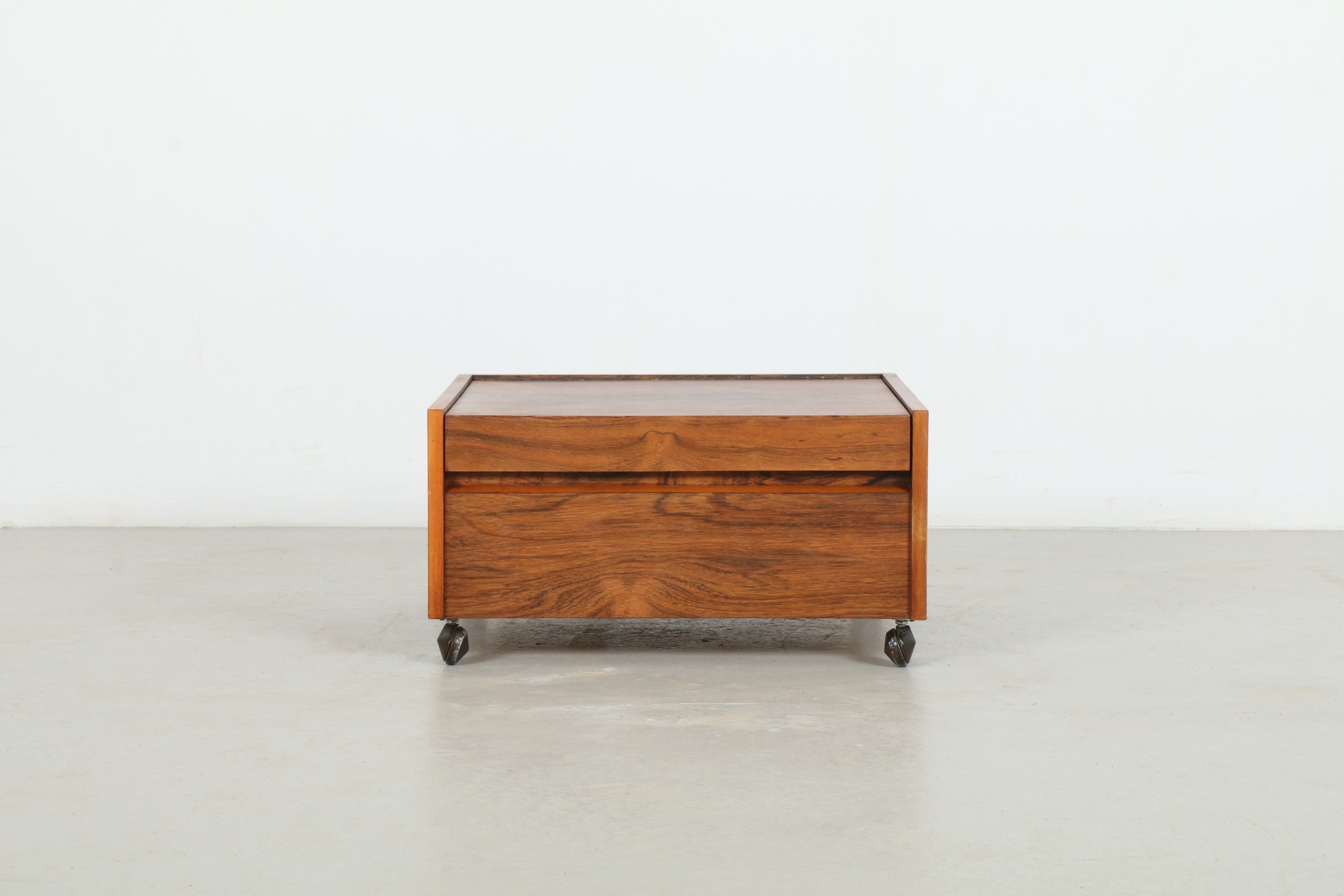 Stunning Mid-Century Low Line Side Table / Magazine Storage