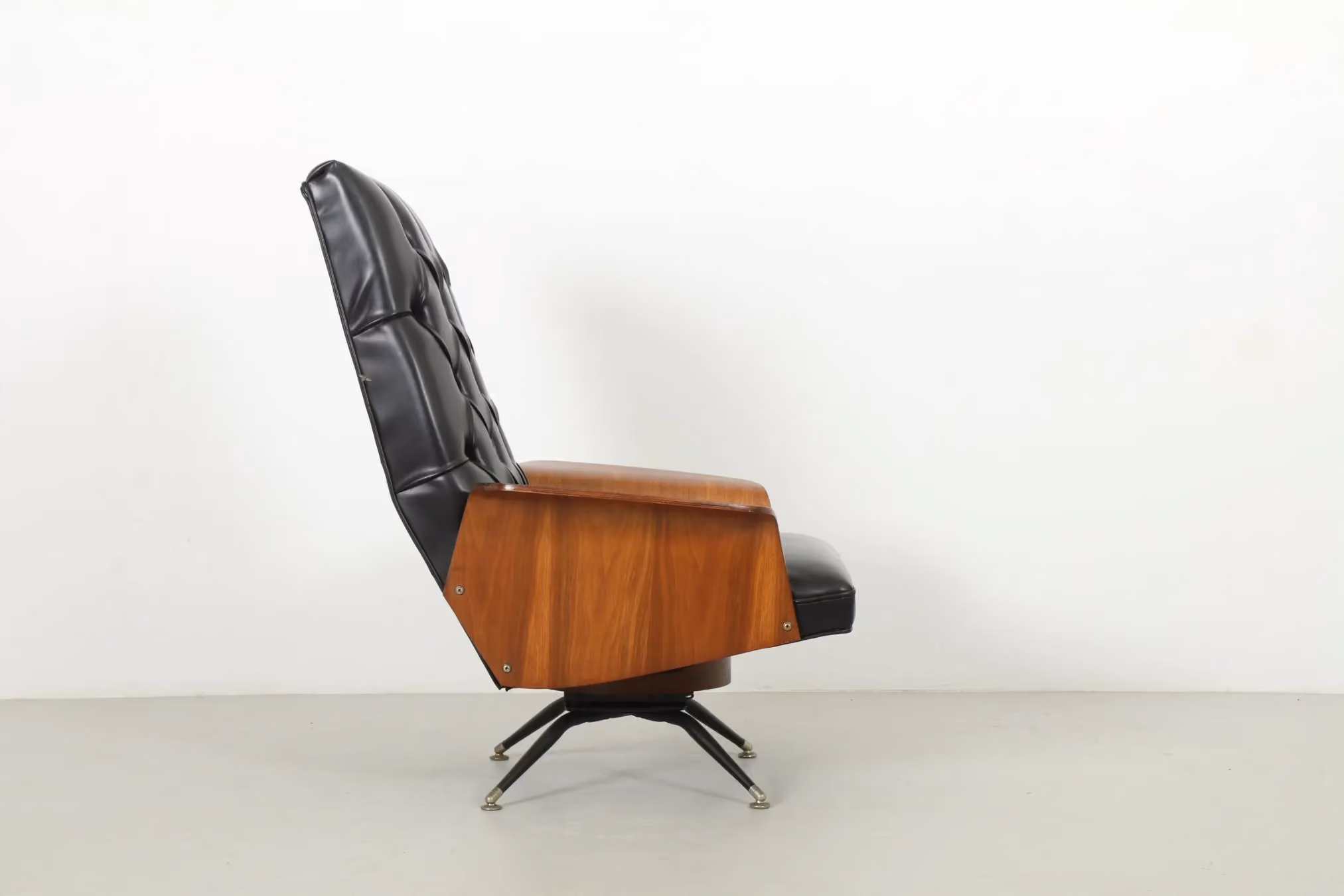 Handsome Mid Century American Lounge Chair by Murphy Miller